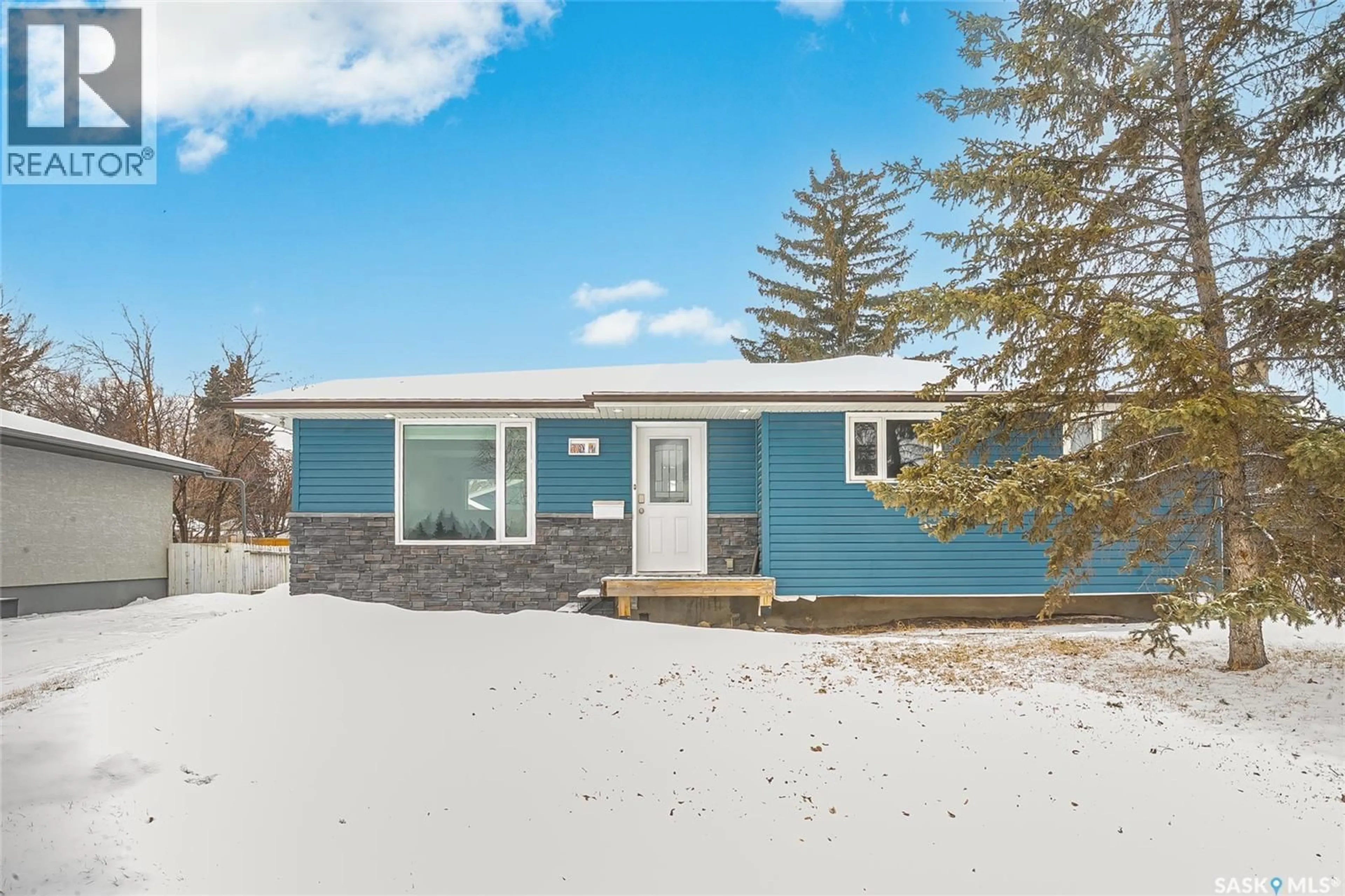 Home with vinyl exterior material, street for 701 W AVENUE N, Saskatoon Saskatchewan S7L3H2