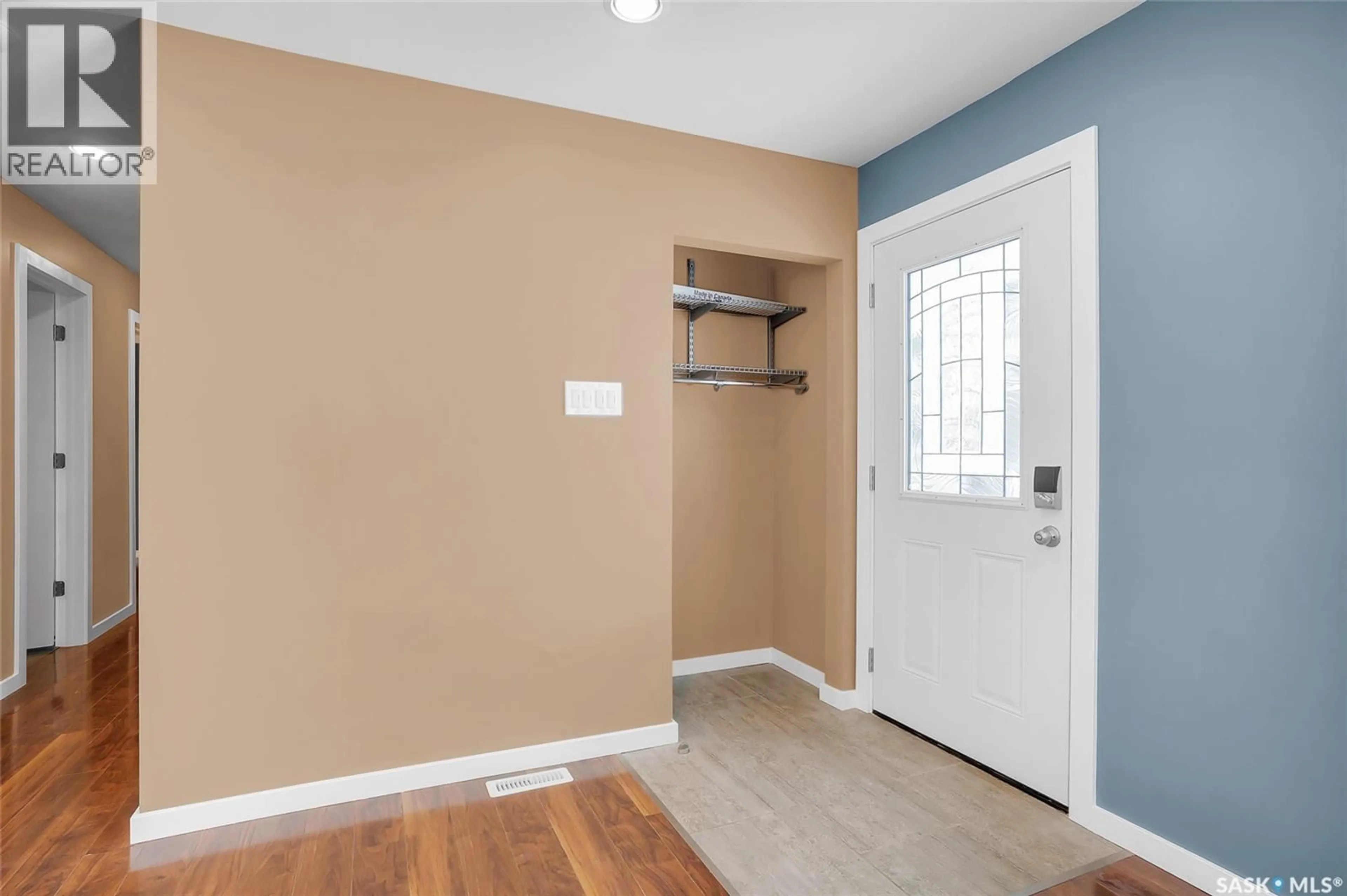 Indoor entryway for 701 W AVENUE N, Saskatoon Saskatchewan S7L3H2