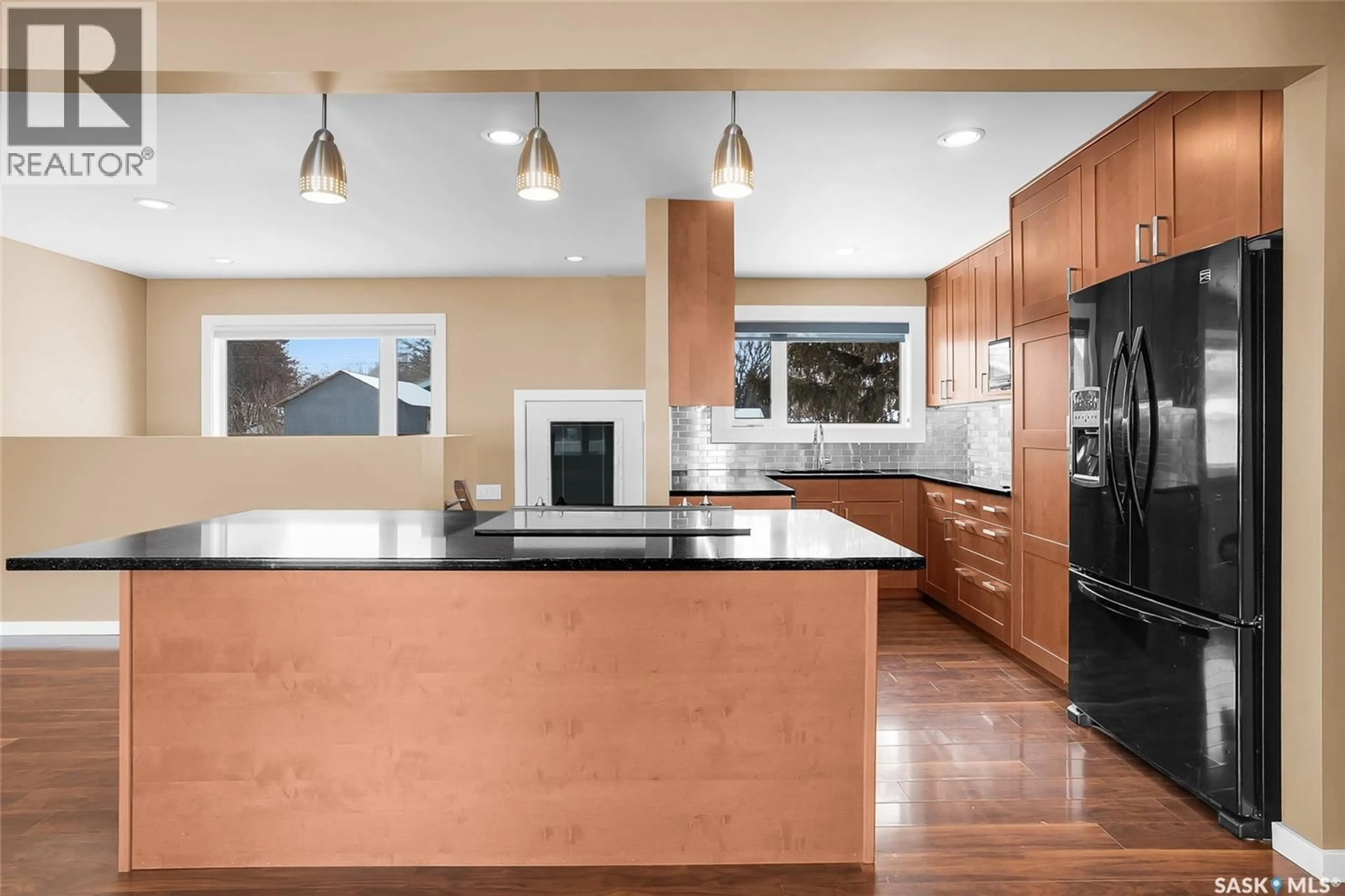 Contemporary kitchen, unknown for 701 W AVENUE N, Saskatoon Saskatchewan S7L3H2