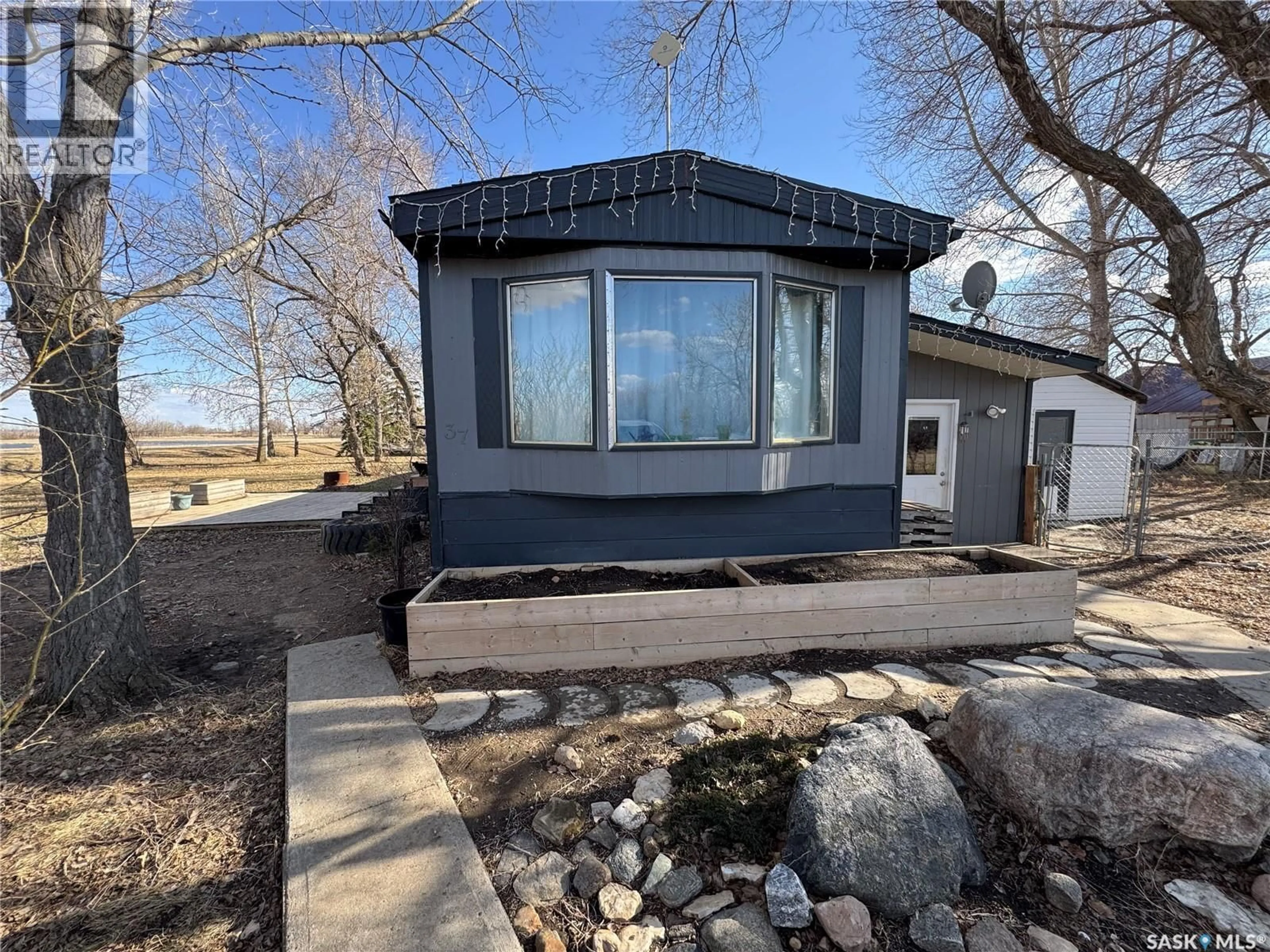Home with vinyl exterior material, water/lake/river/ocean view for 1 SASKATCHEWAN AVENUE, Griffin Rm No. 66 Saskatchewan S0C1G0