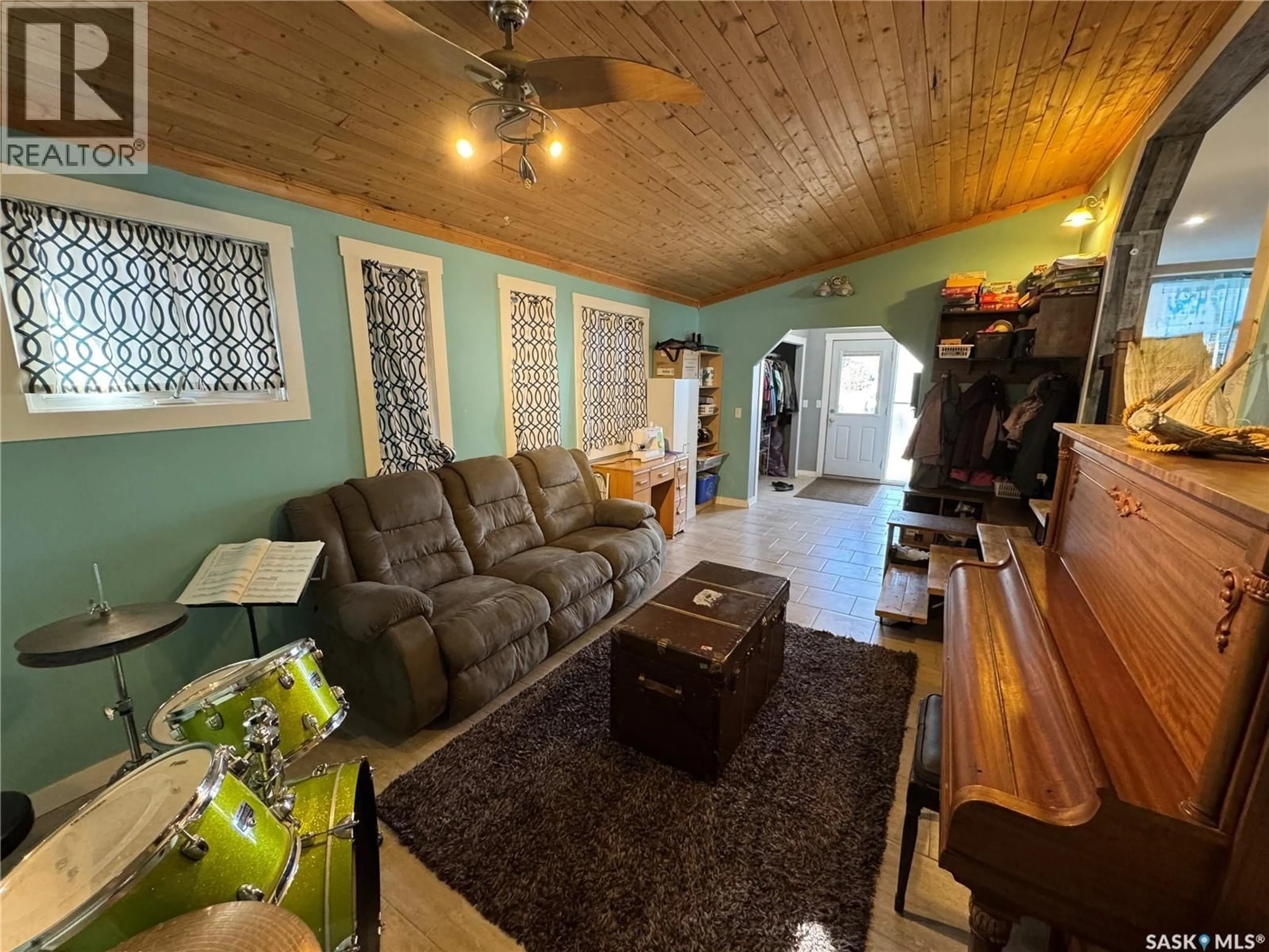 Living room with furniture, wood/laminate floor for 1 SASKATCHEWAN AVENUE, Griffin Rm No. 66 Saskatchewan S0C1G0