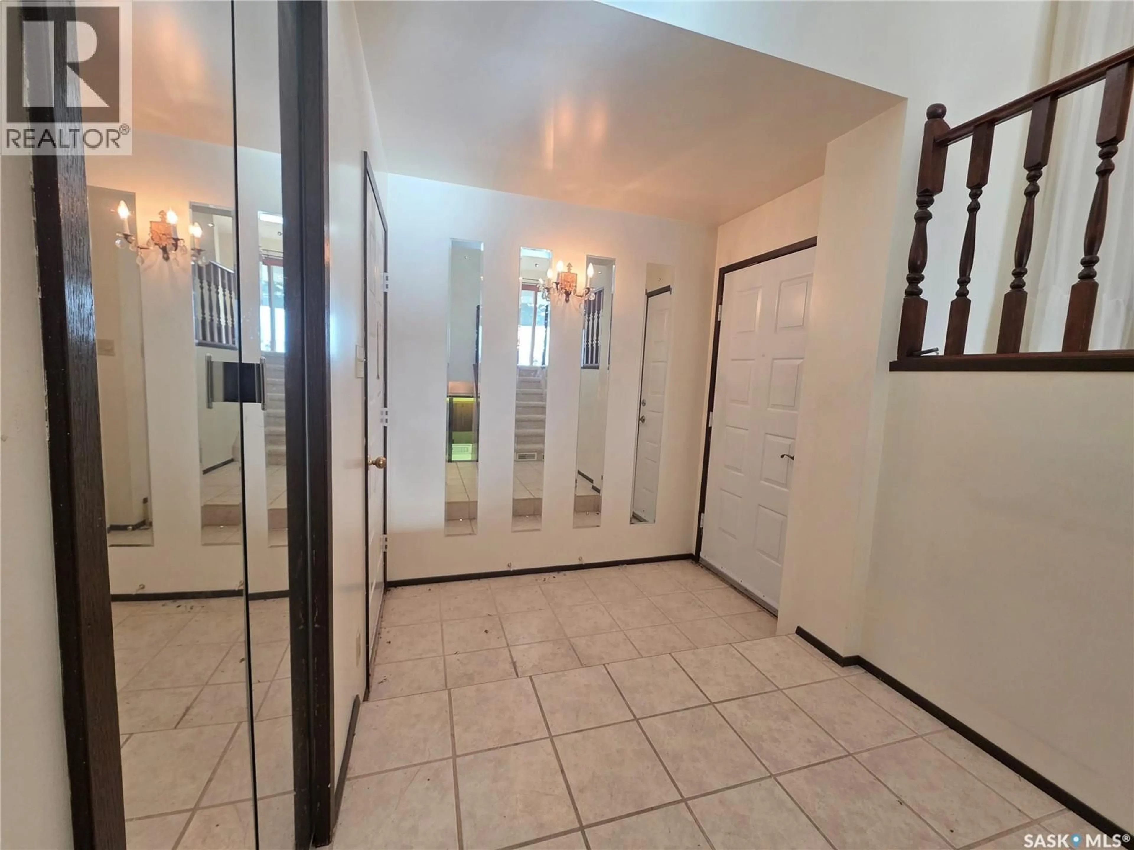 Indoor foyer for 624 7TH AVENUE, Swift Current Saskatchewan S9H2N9