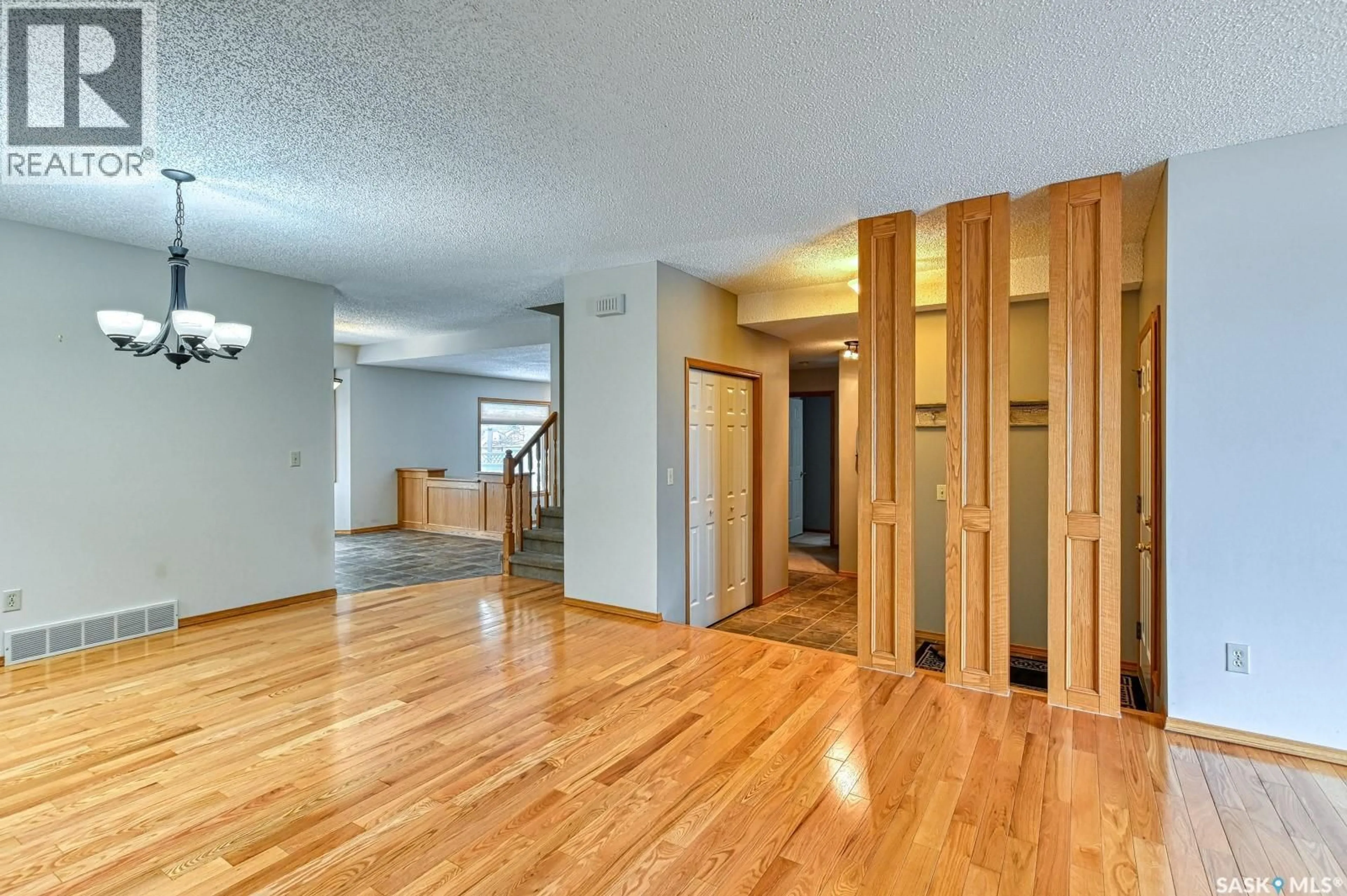 Indoor foyer for 2659 LACOMBE CRESCENT, Regina Saskatchewan S4V1T4