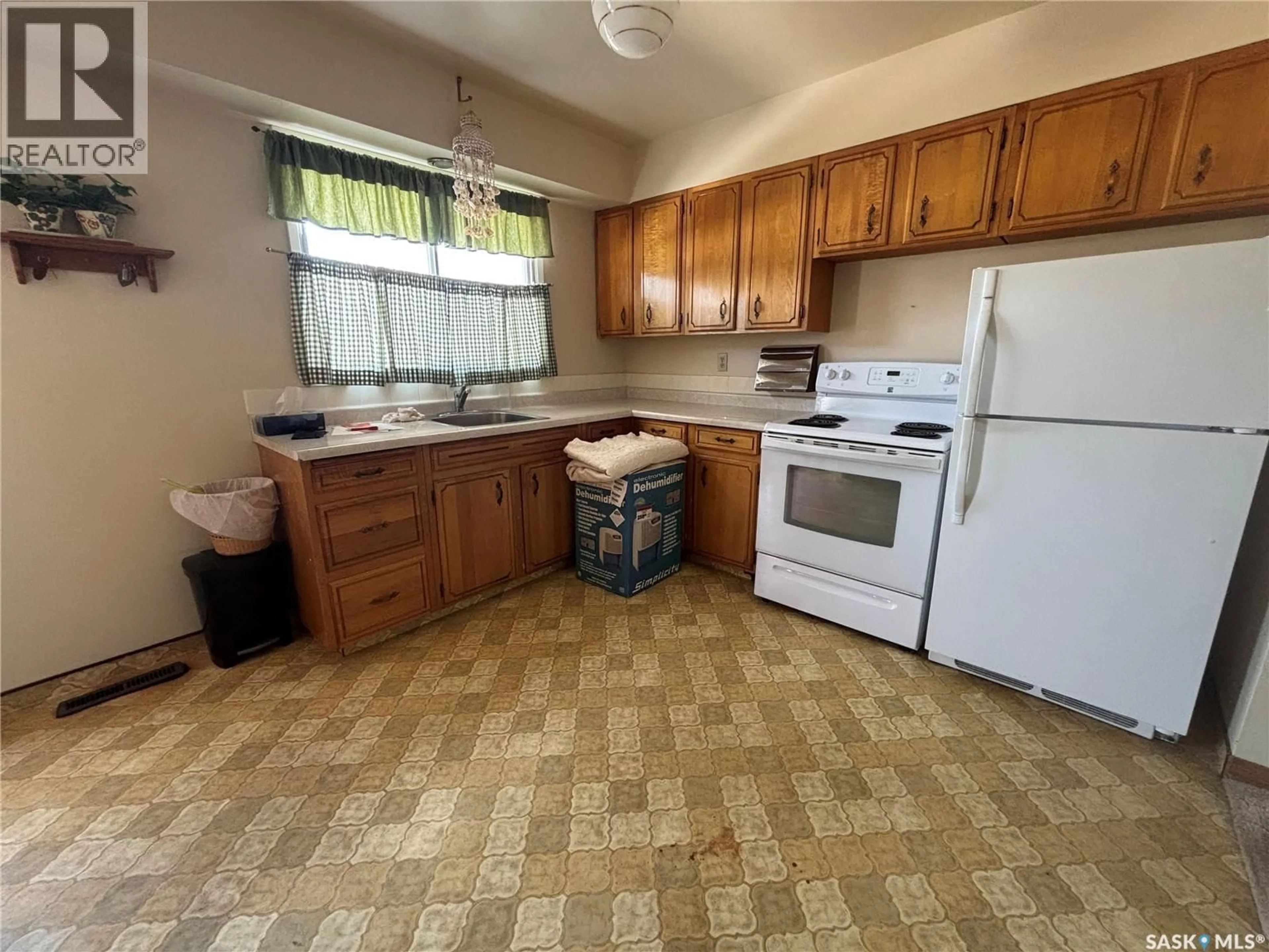 Standard kitchen, unknown for 1356 KING CRESCENT, Moose Jaw Saskatchewan S6H3G2
