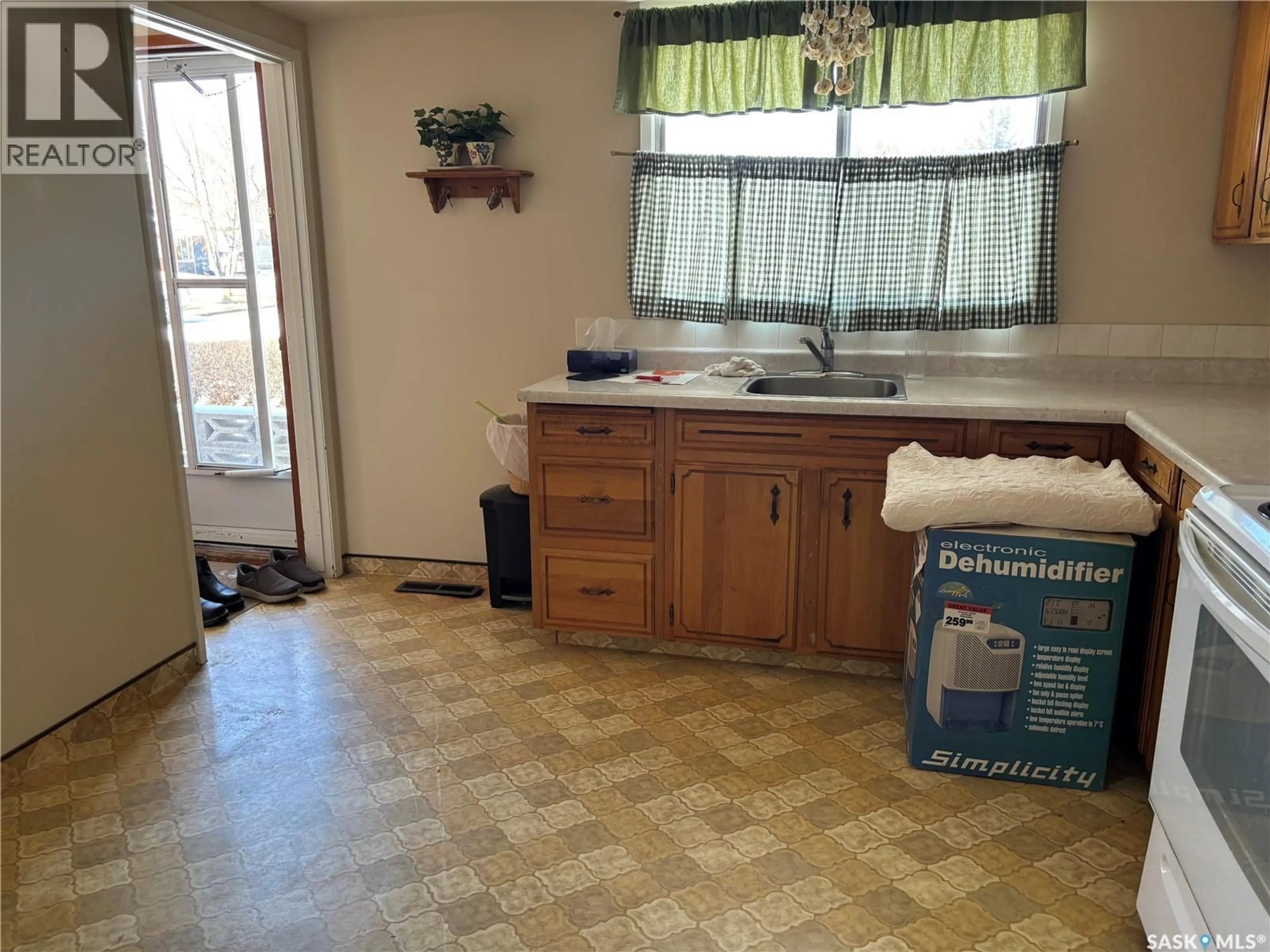 A pic of a room for 1356 KING CRESCENT, Moose Jaw Saskatchewan S6H3G2