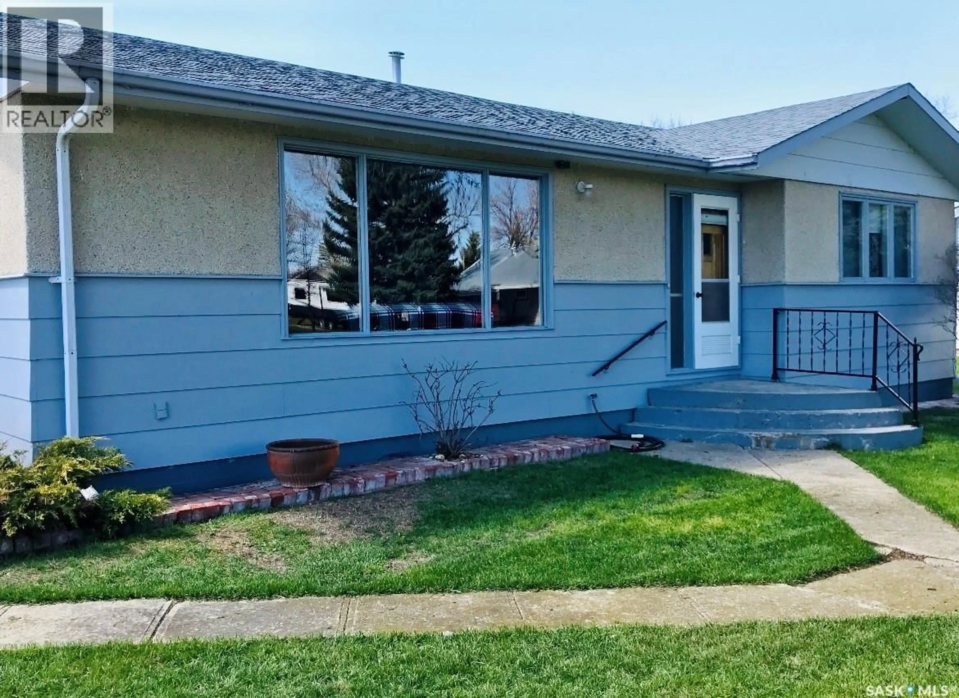 Home with vinyl exterior material, street for 318 BROWNLEE STREET, Morse Saskatchewan S0H3C0