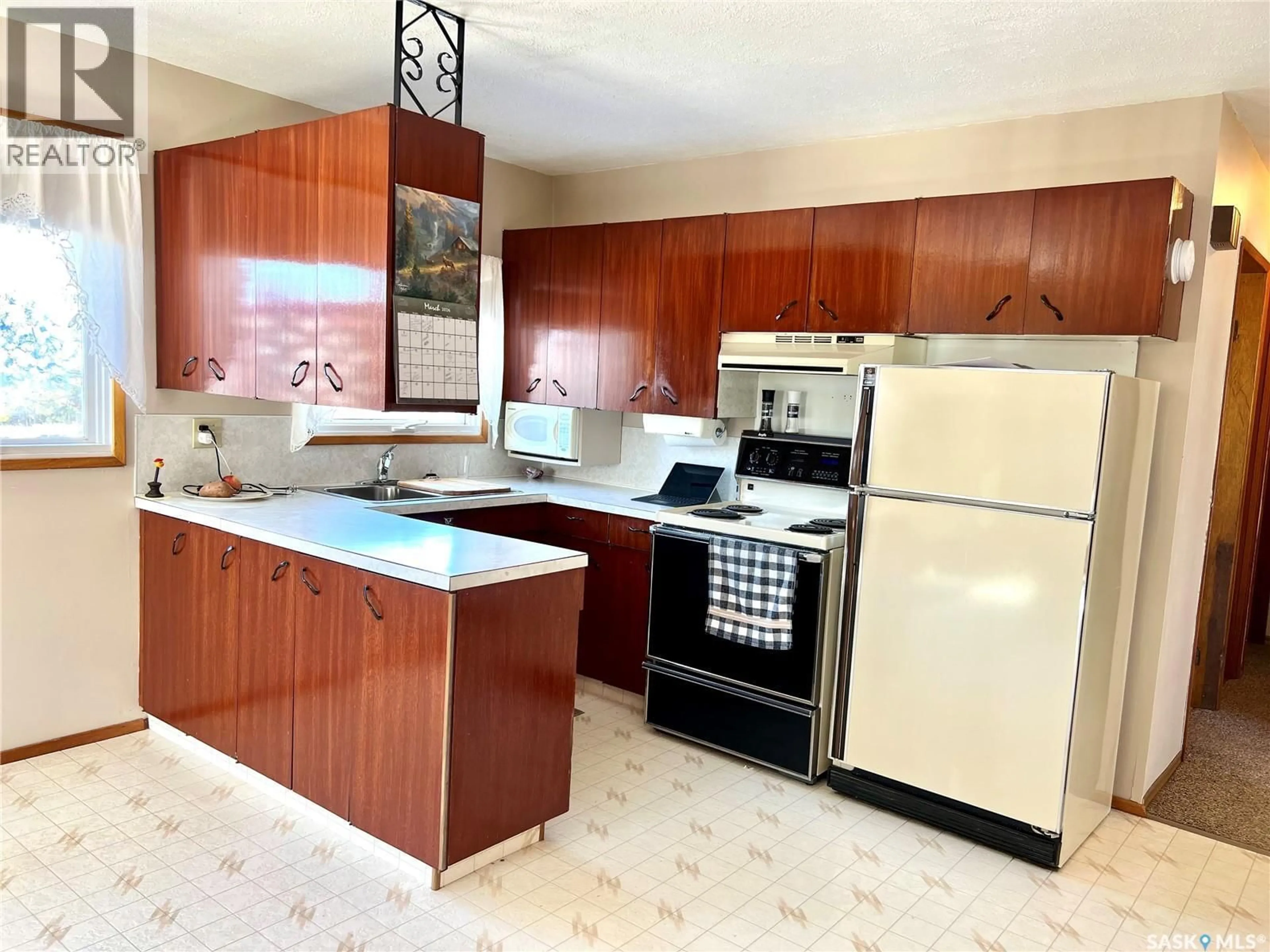 Standard kitchen, ceramic/tile floor for 318 BROWNLEE STREET, Morse Saskatchewan S0H3C0