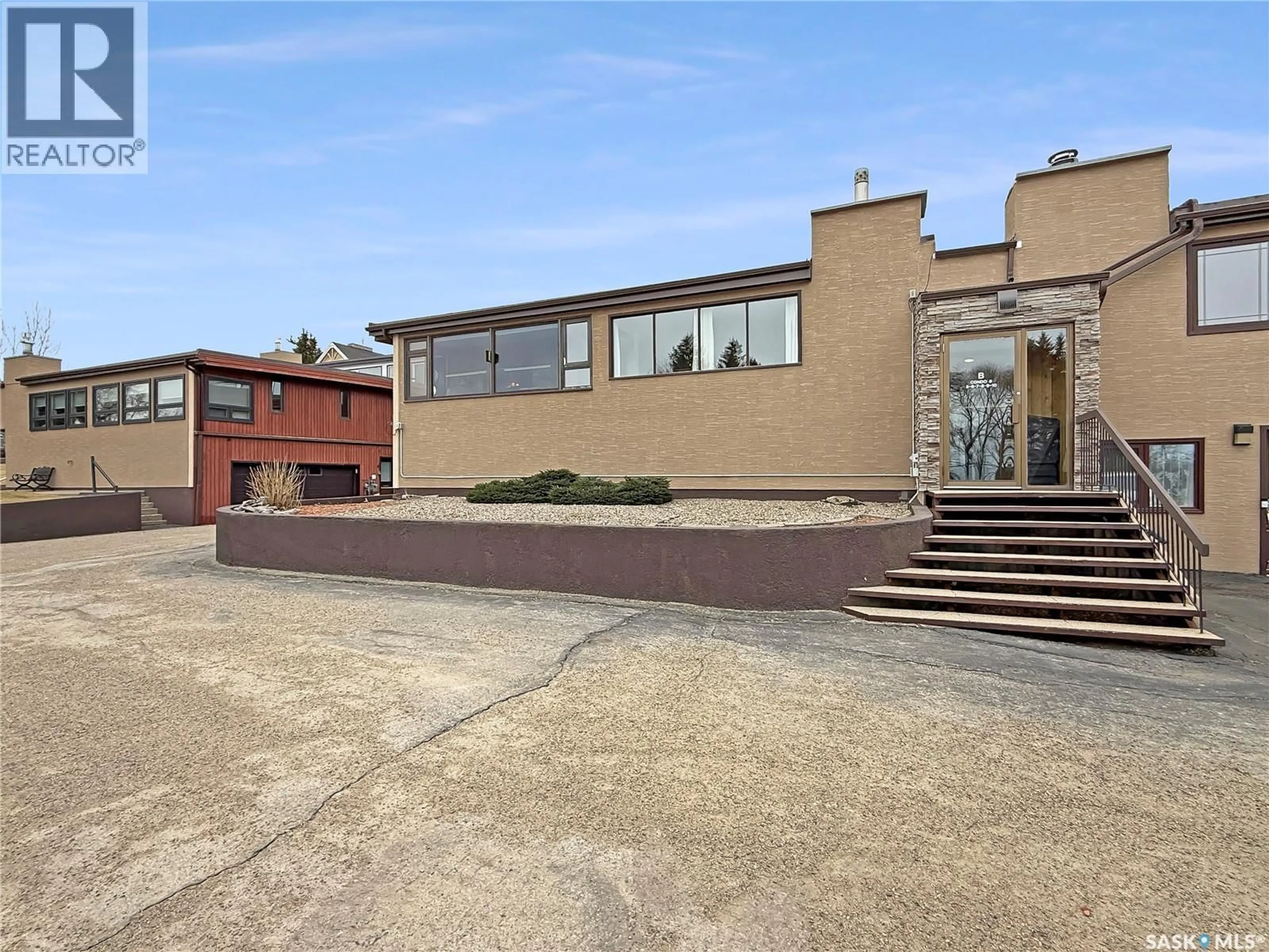 A pic from outside/outdoor area/front of a property/back of a property/a pic from drone, building for 8 275 ALPINE CRESCENT, Swift Current Saskatchewan S9H4T5