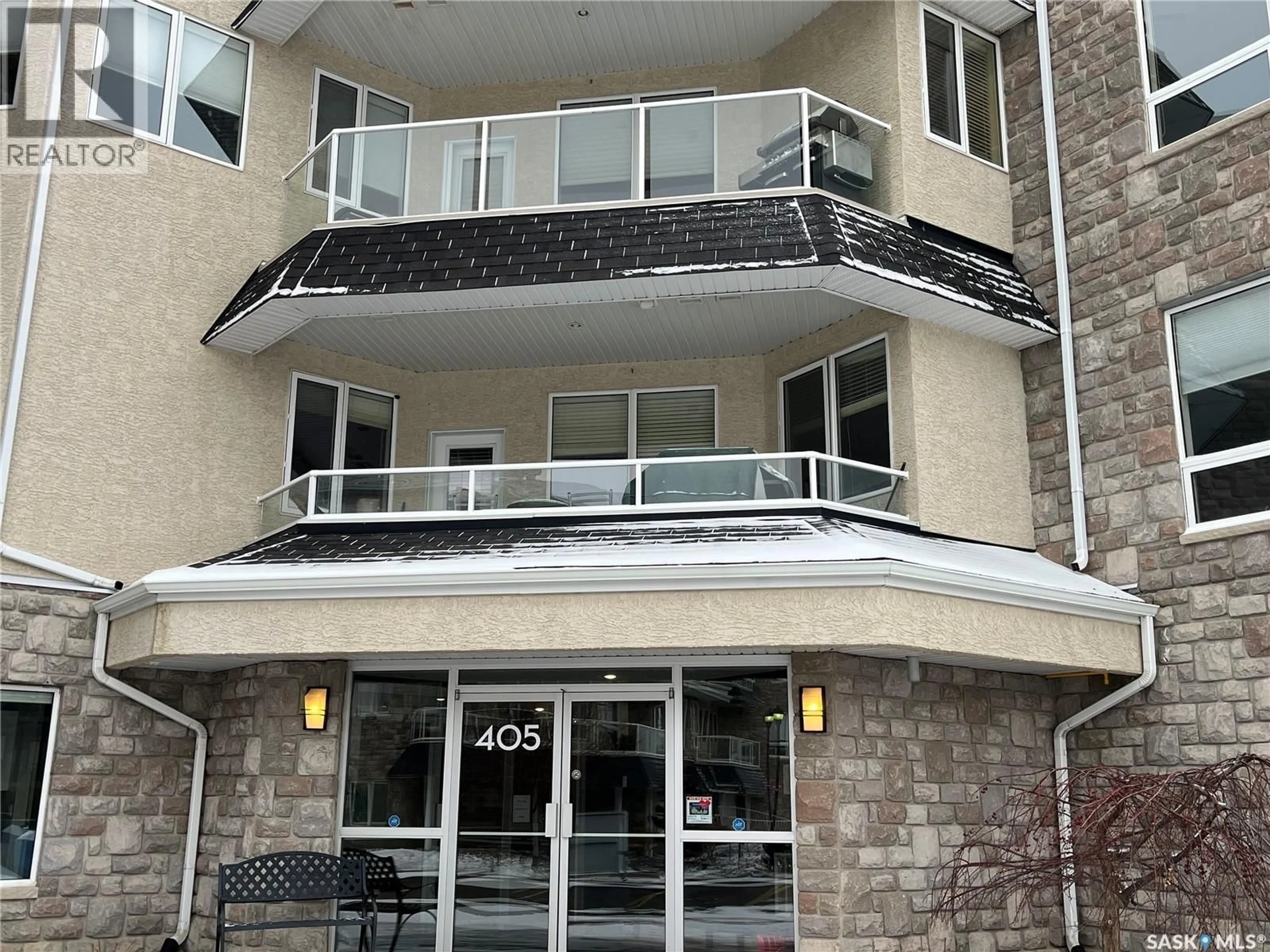 Patio, building for 211 405 CARTWRIGHT STREET, Saskatoon Saskatchewan S7T0C8