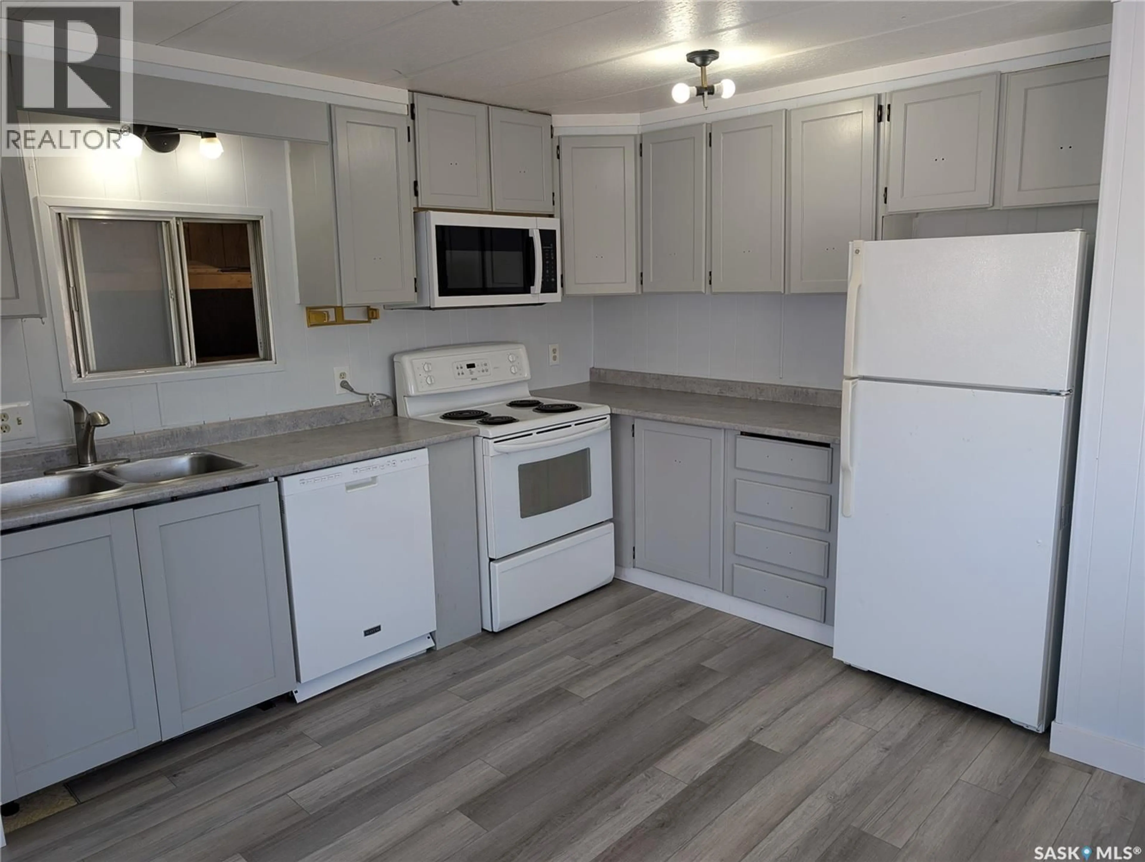 Standard kitchen, wood/laminate floor for 62 219 GRANT STREET, Saskatoon Saskatchewan S7N2A5