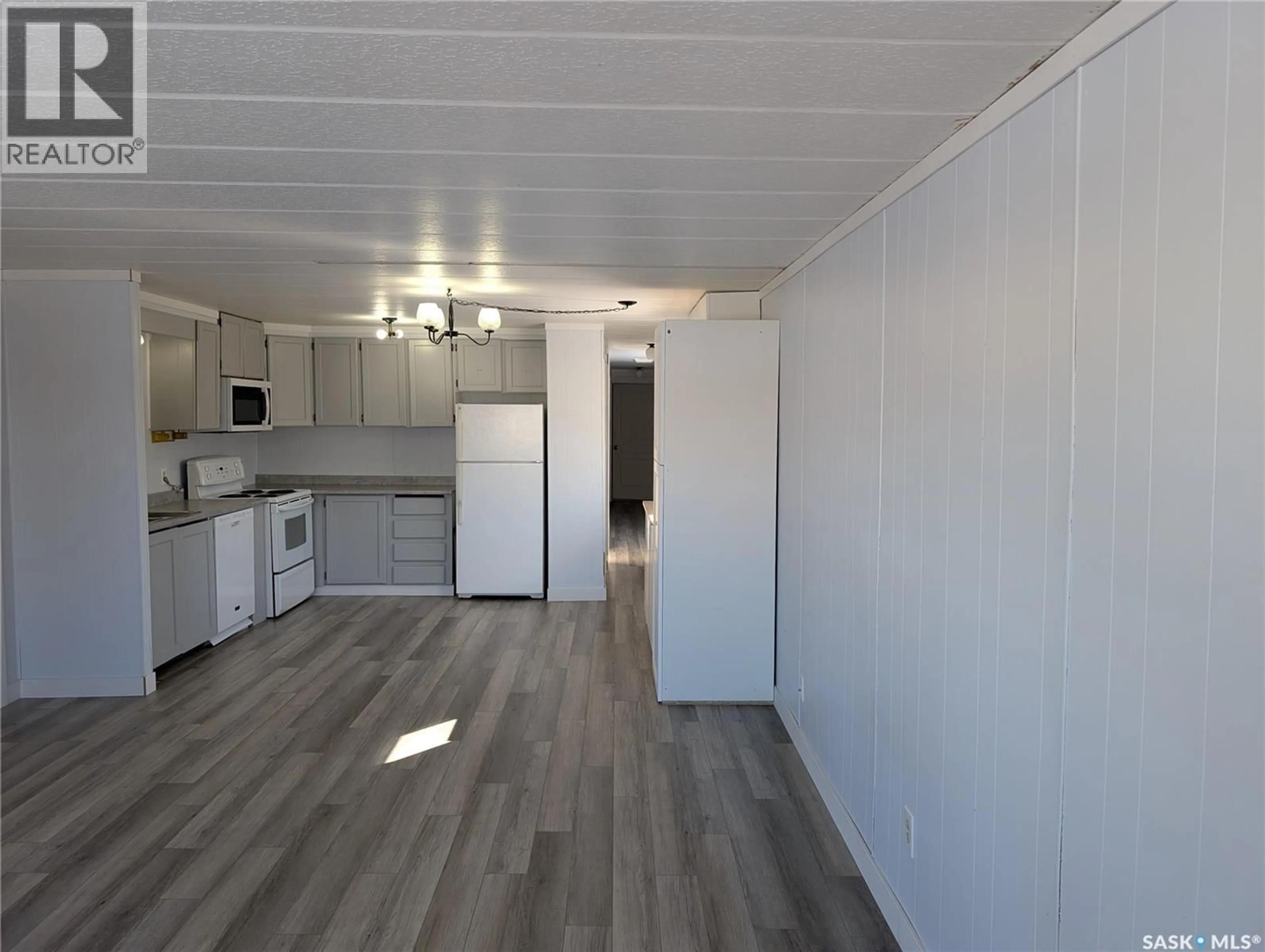 A pic of a room for 62 219 GRANT STREET, Saskatoon Saskatchewan S7N2A5