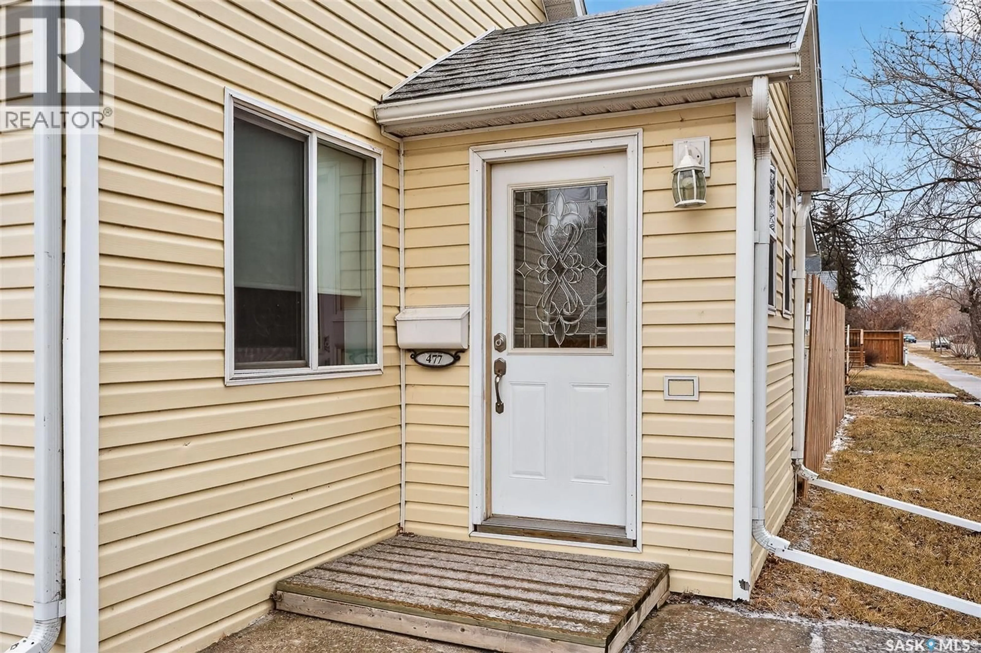 Indoor entryway for 477 OMINICA STREET, Moose Jaw Saskatchewan S6H0H1