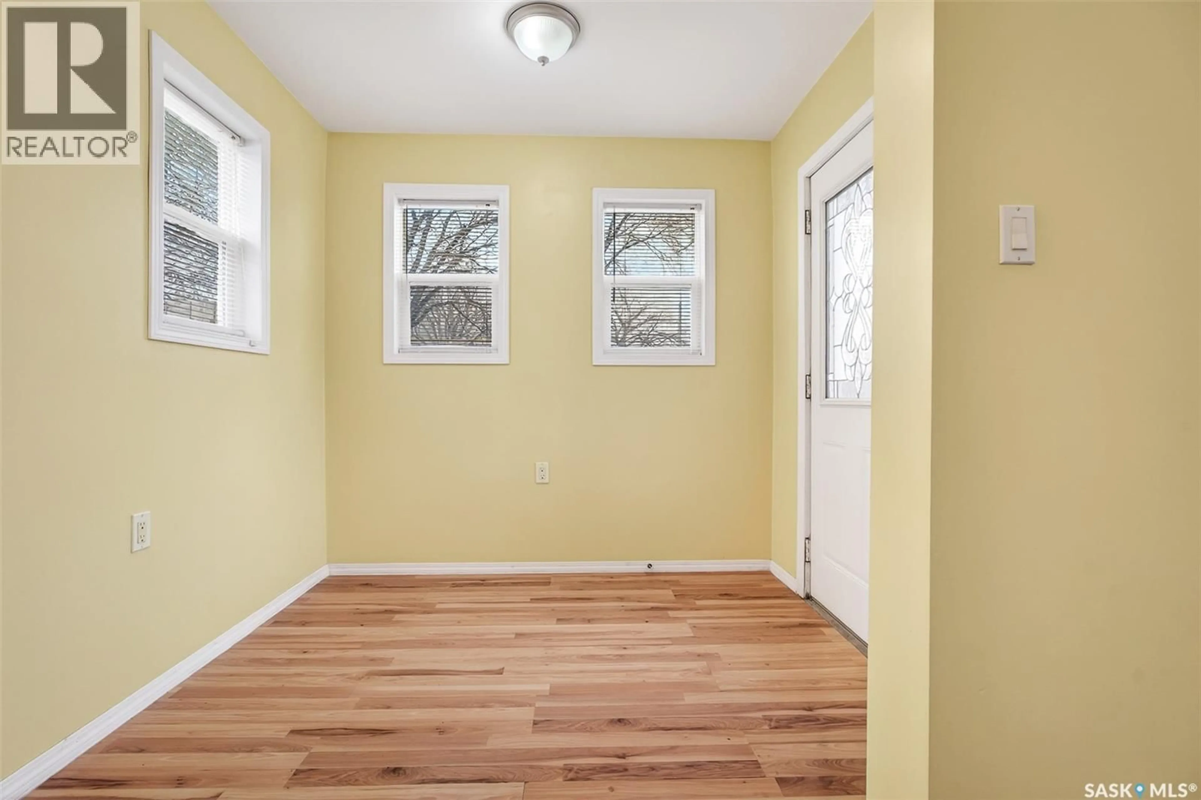 Indoor entryway for 477 OMINICA STREET, Moose Jaw Saskatchewan S6H0H1