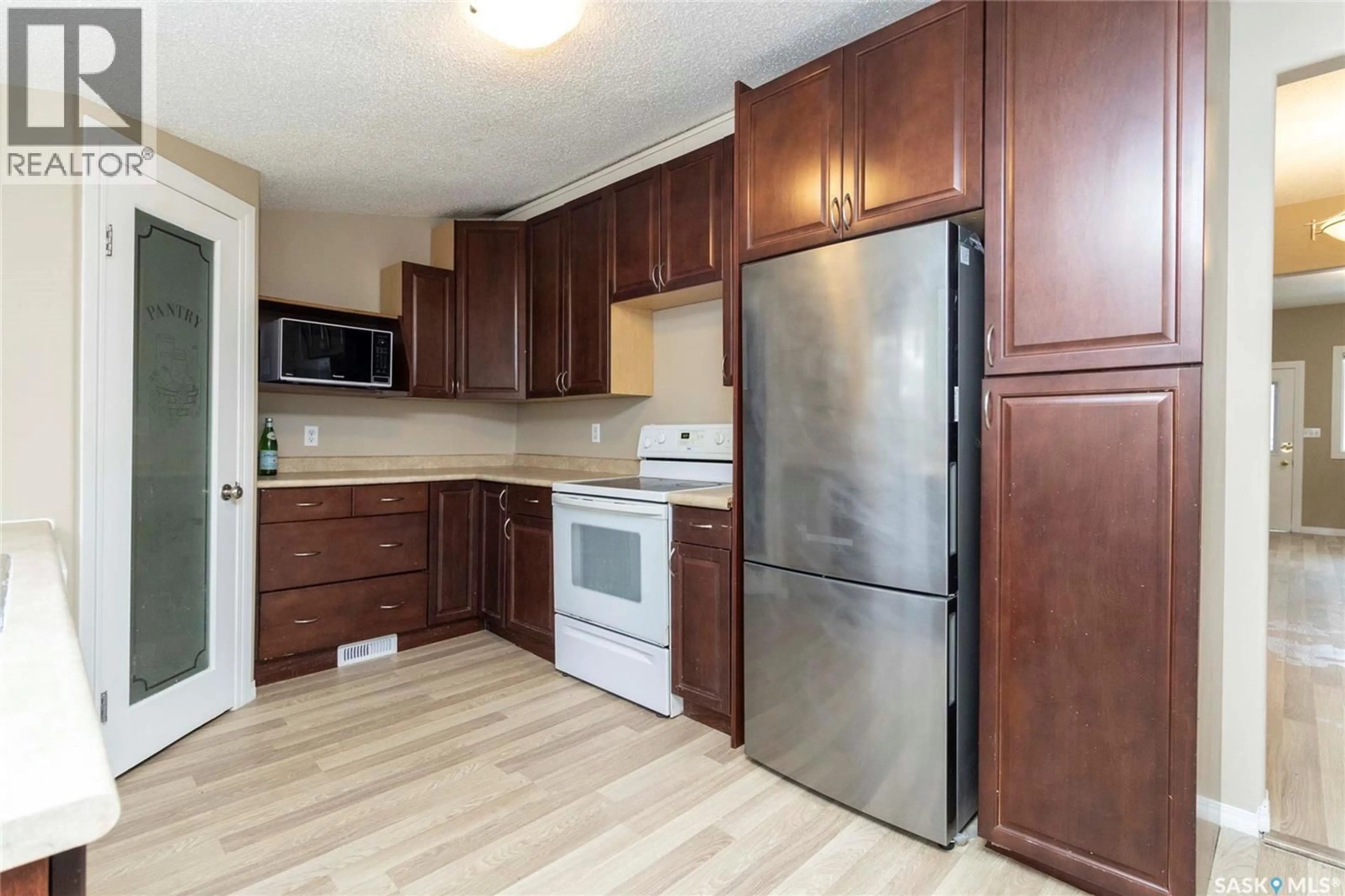 Standard kitchen, wood/laminate floor for 325 S AVENUE S, Saskatoon Saskatchewan S7M3A1