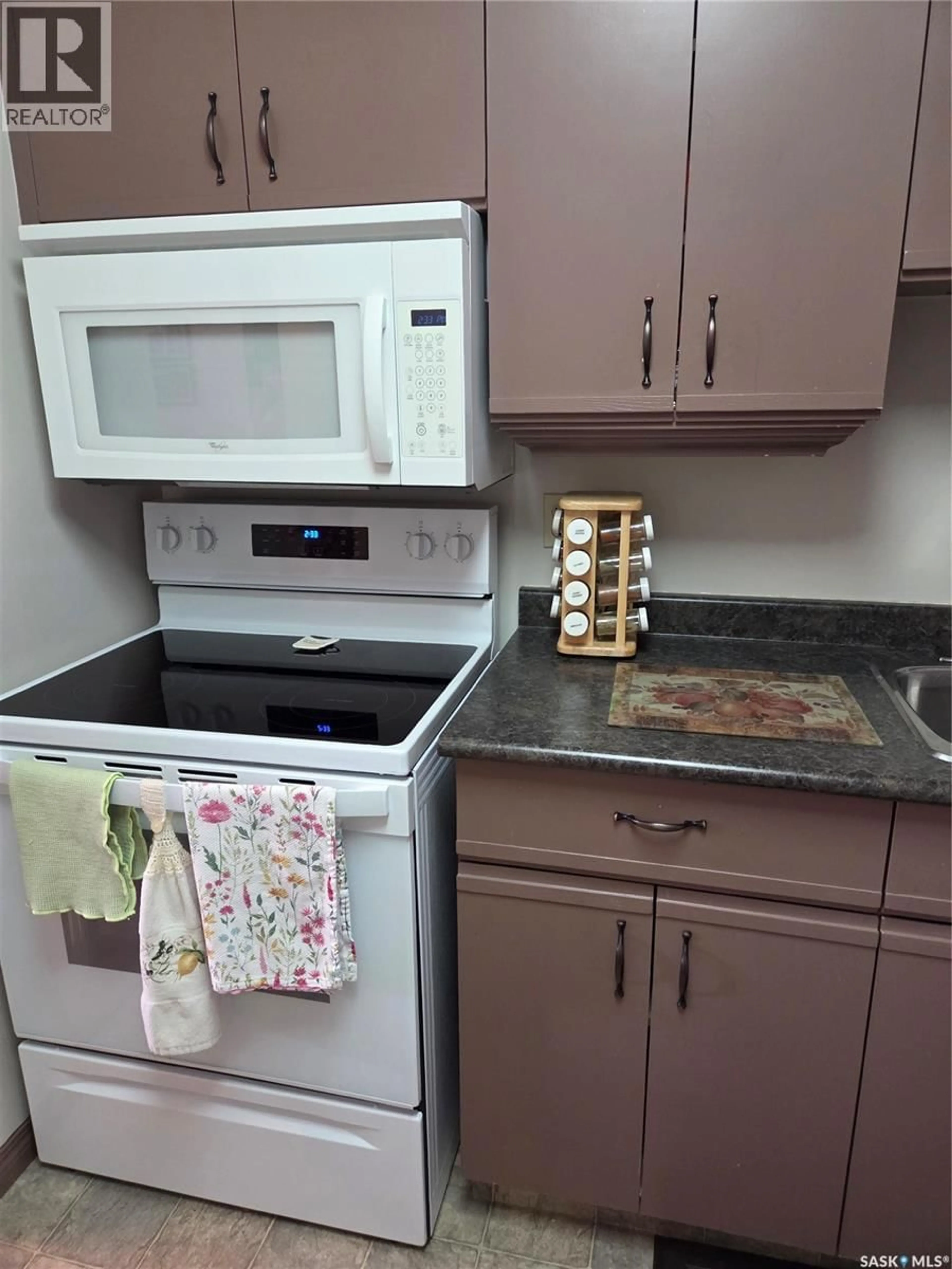 Standard kitchen, unknown for 209A - 102 CREE PLACE, Saskatoon Saskatchewan S7K7Y9