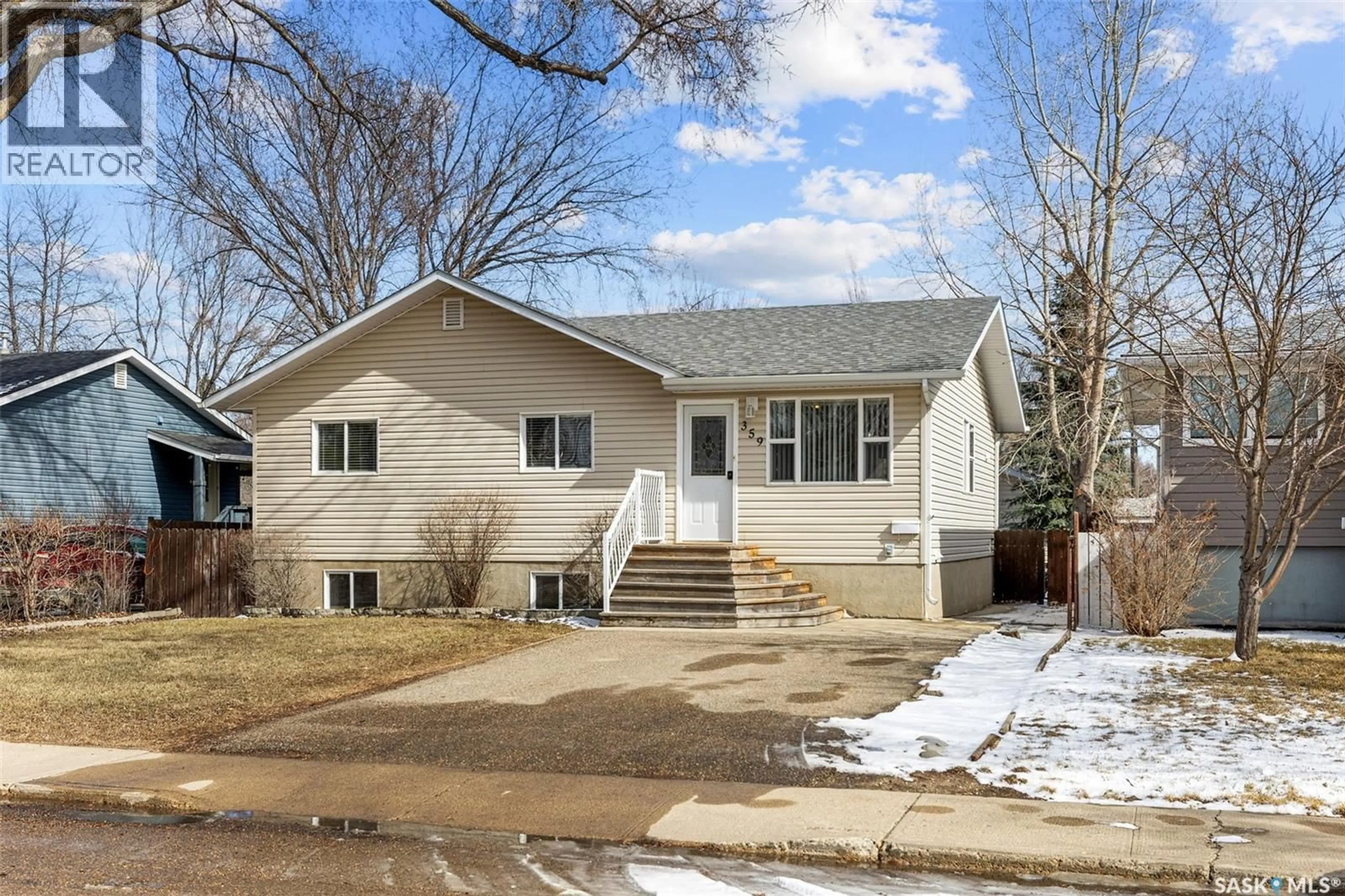 Home with vinyl exterior material, street for 359 4TH AVENUE, Swift Current Saskatchewan S9H3L7