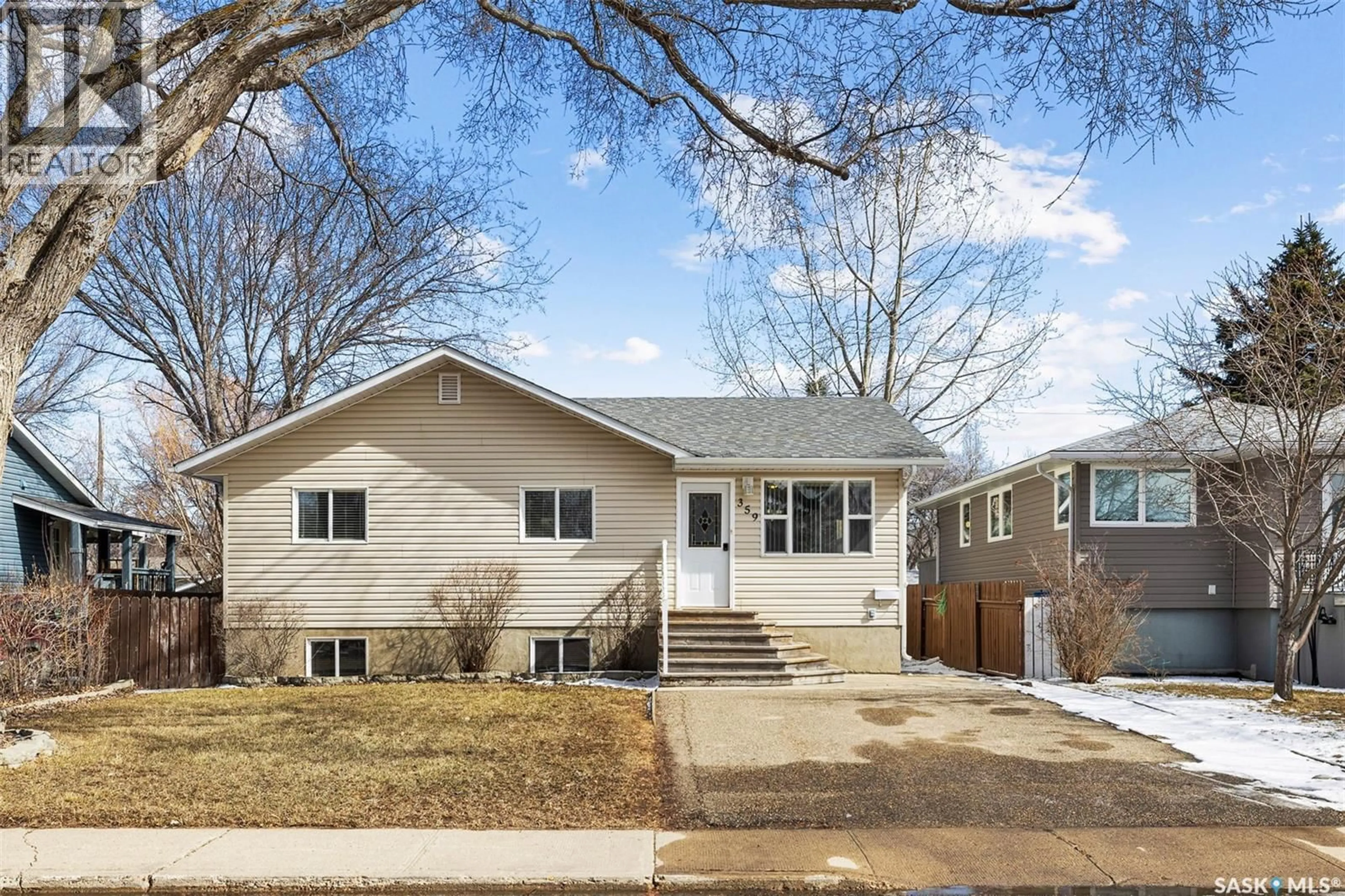 Home with vinyl exterior material, street for 359 4TH AVENUE, Swift Current Saskatchewan S9H3L7