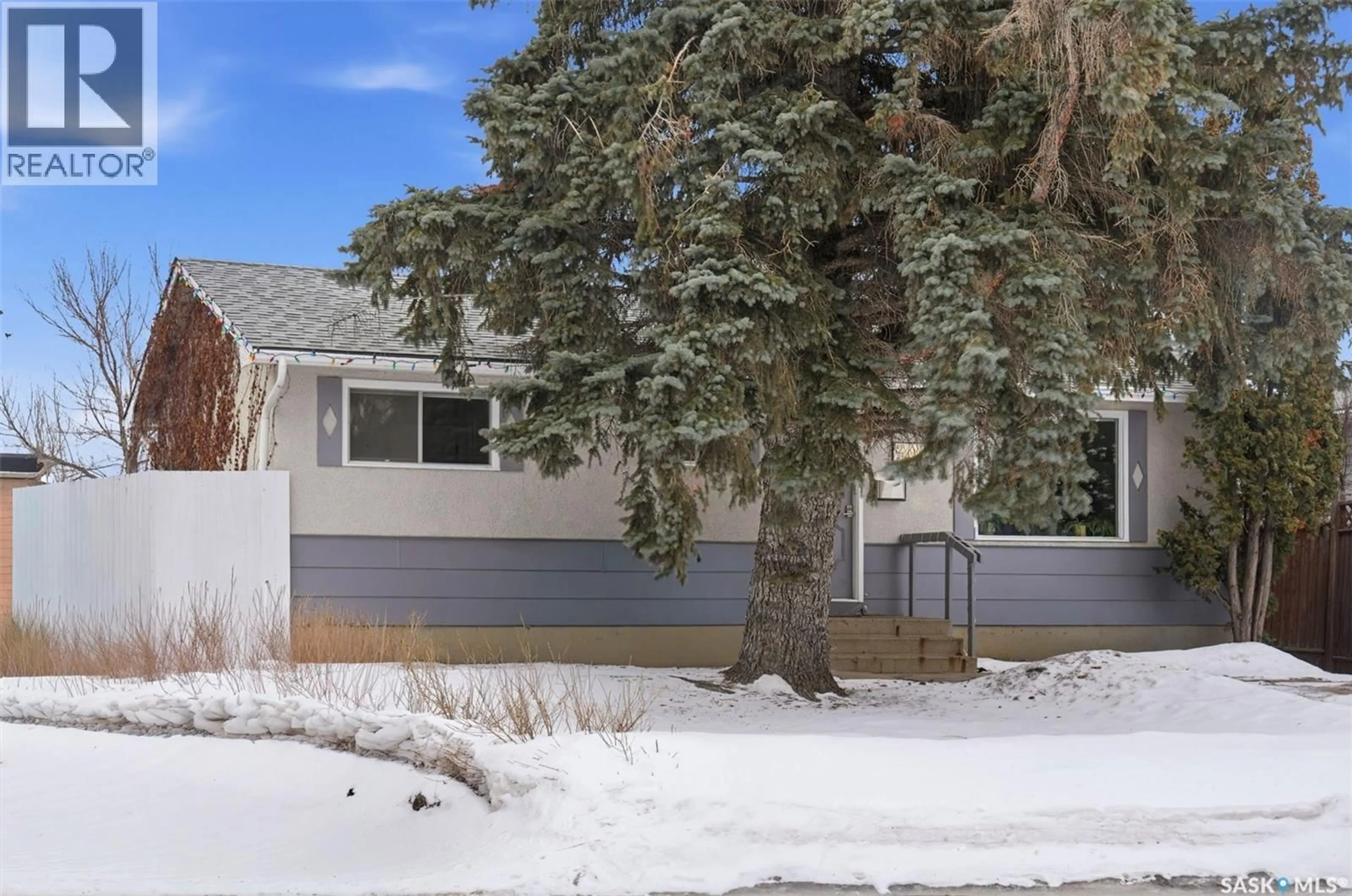 Home with vinyl exterior material, street for 309 LLOYD CRESCENT, Saskatoon Saskatchewan S7L4Z2