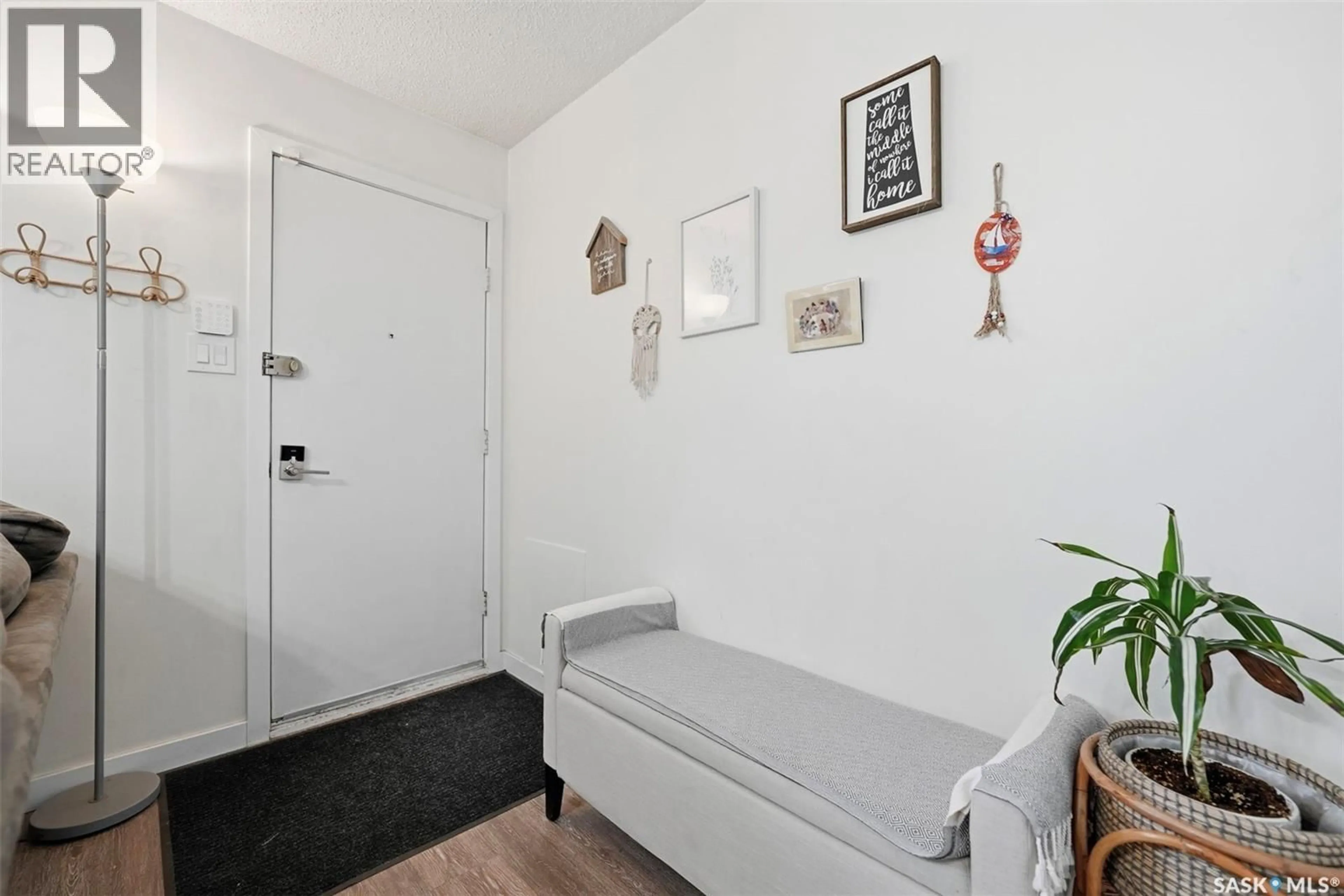 Indoor entryway for 309 LLOYD CRESCENT, Saskatoon Saskatchewan S7L4Z2