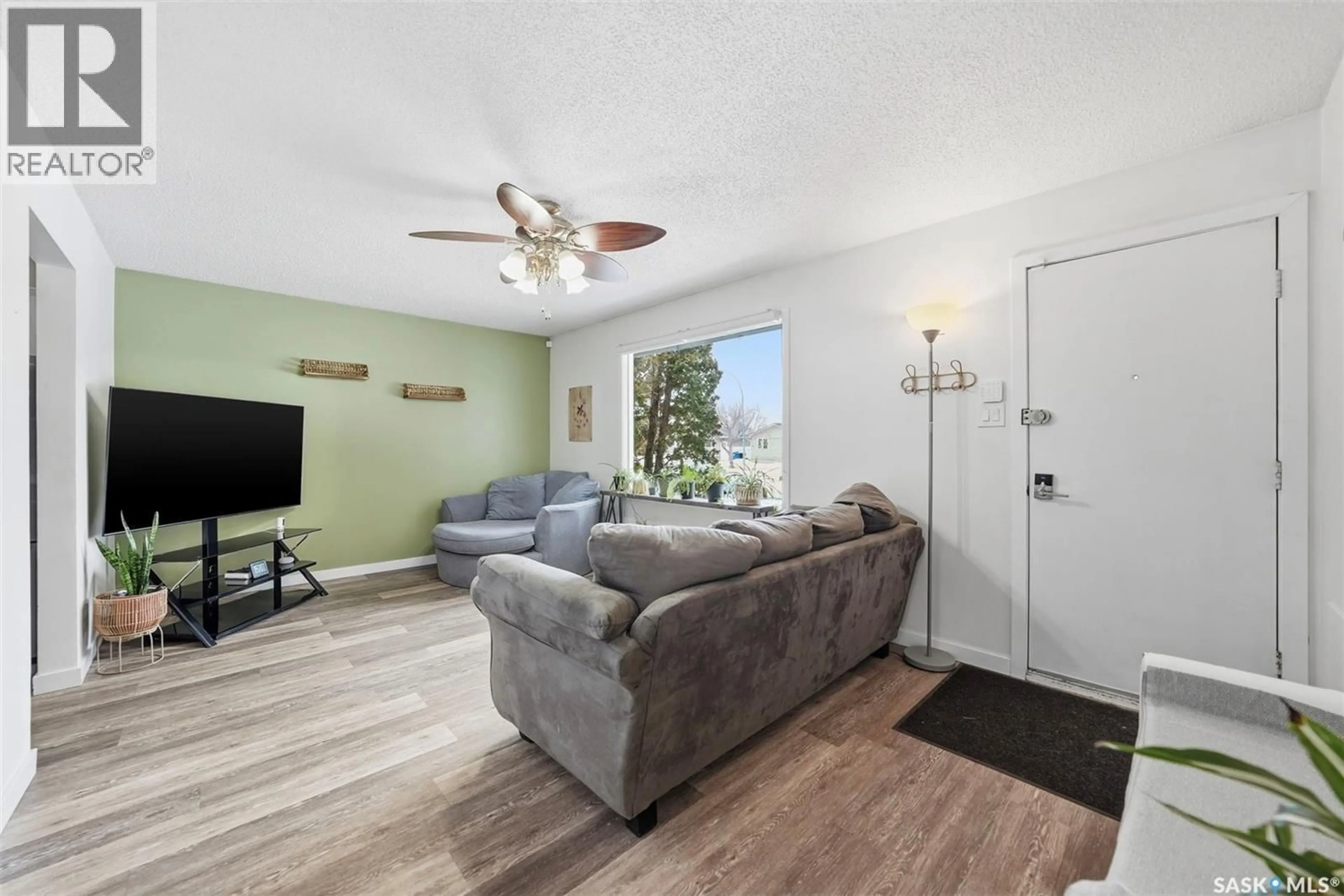 Living room with furniture, unknown for 309 LLOYD CRESCENT, Saskatoon Saskatchewan S7L4Z2