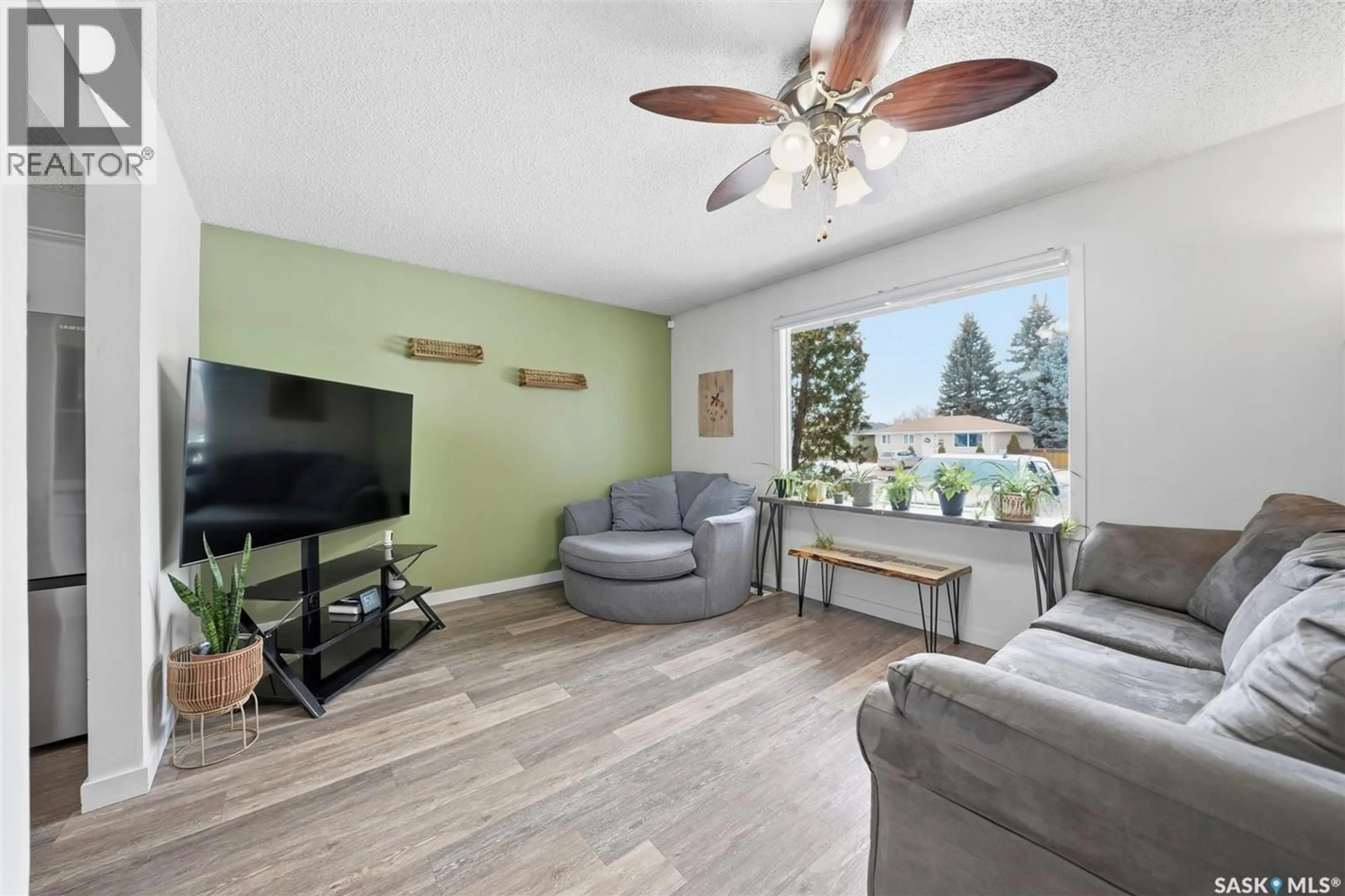 Living room with furniture, unknown for 309 LLOYD CRESCENT, Saskatoon Saskatchewan S7L4Z2