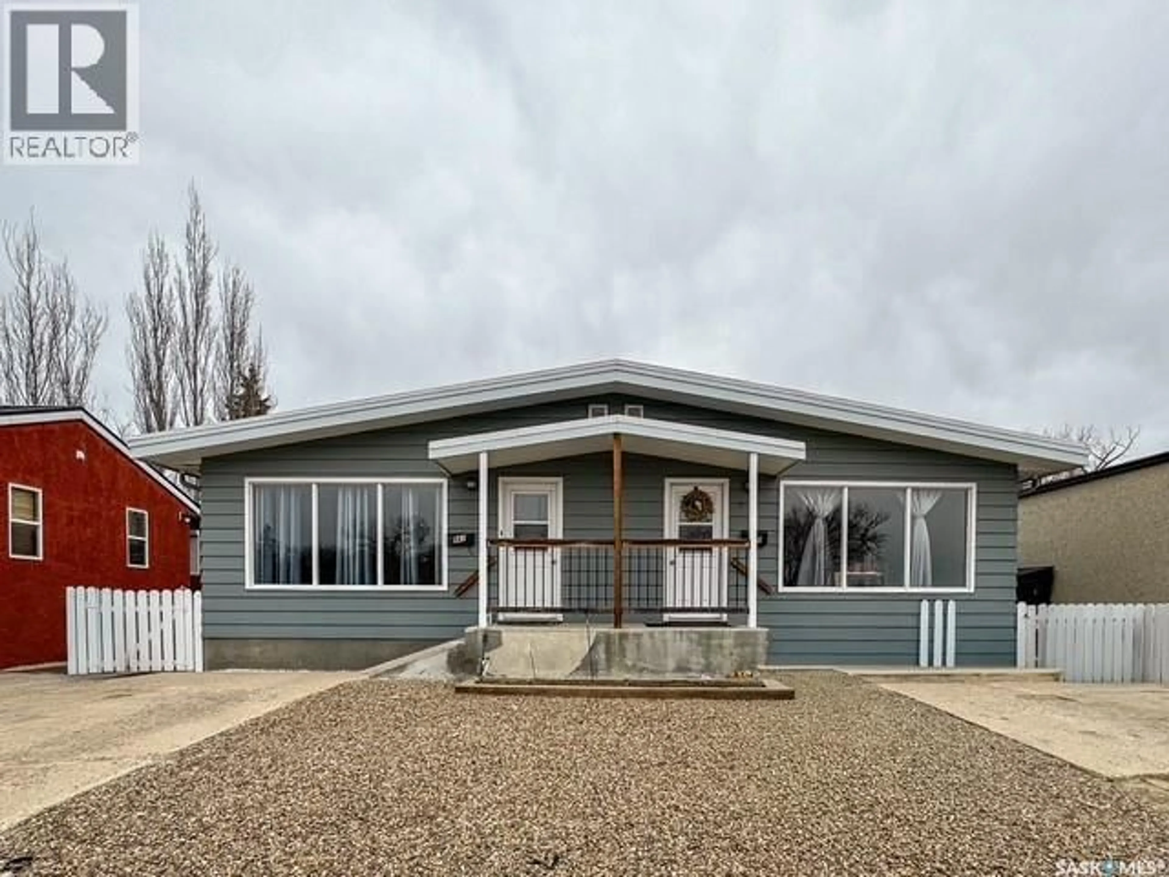 Home with vinyl exterior material, building for 947 & 957 CONNAUGHT DRIVE, Swift Current Saskatchewan S9H1R9