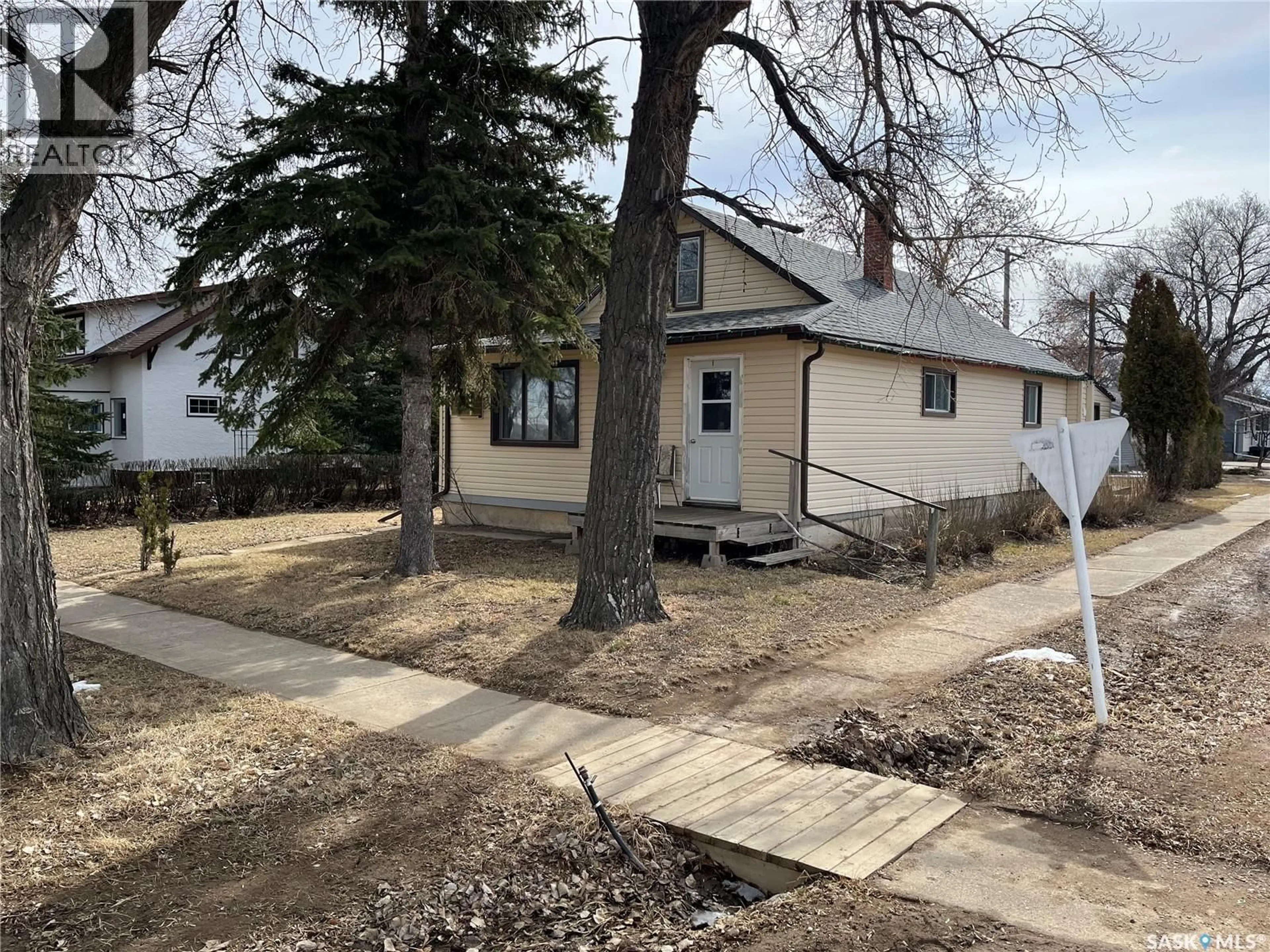 A pic from outside/outdoor area/front of a property/back of a property/a pic from drone, street for 101 1ST STREET, Lafleche Saskatchewan S0H2K0