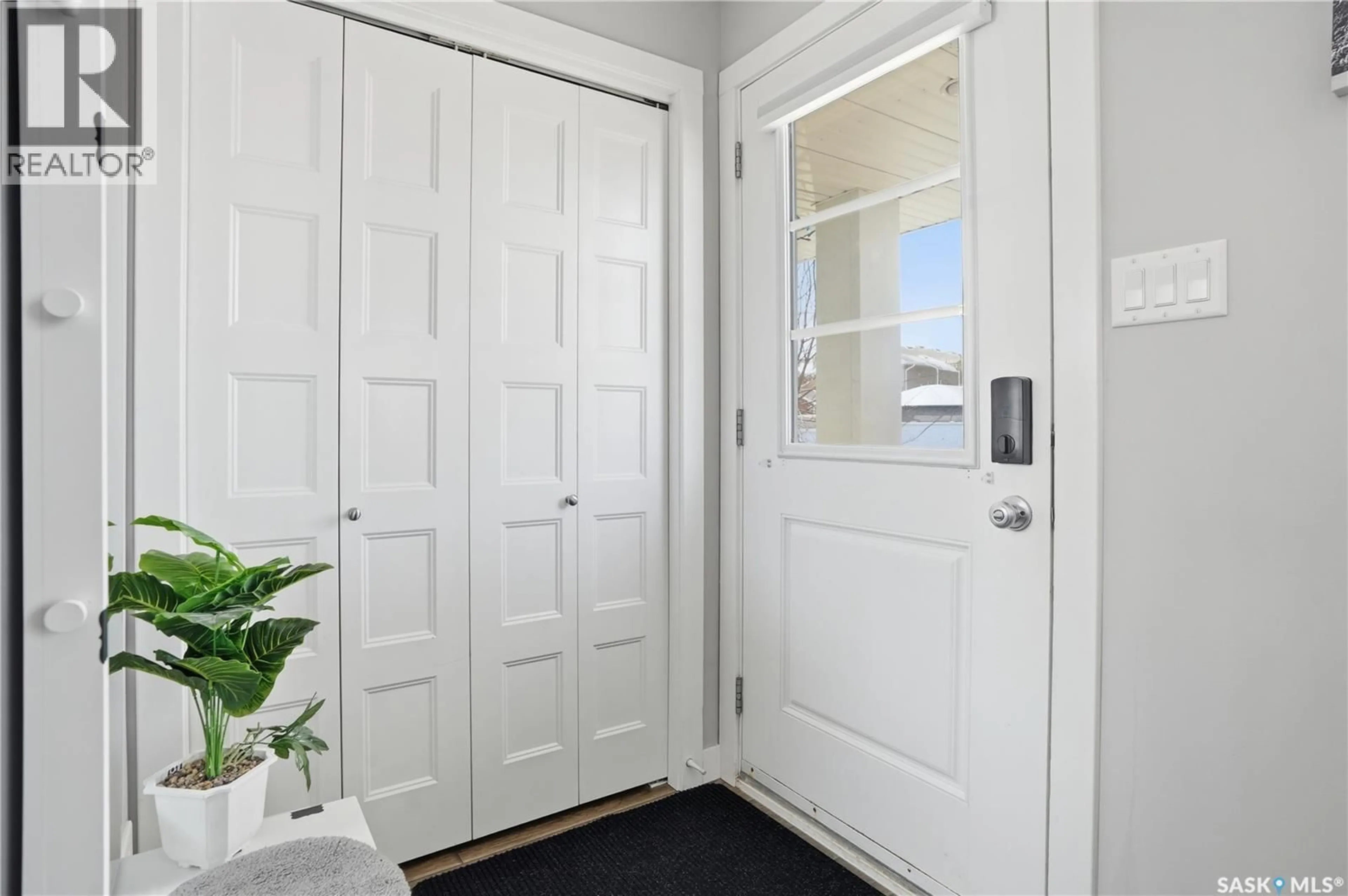 Indoor entryway for 5624 GLIDE CRESCENT, Regina Saskatchewan S4W0P1
