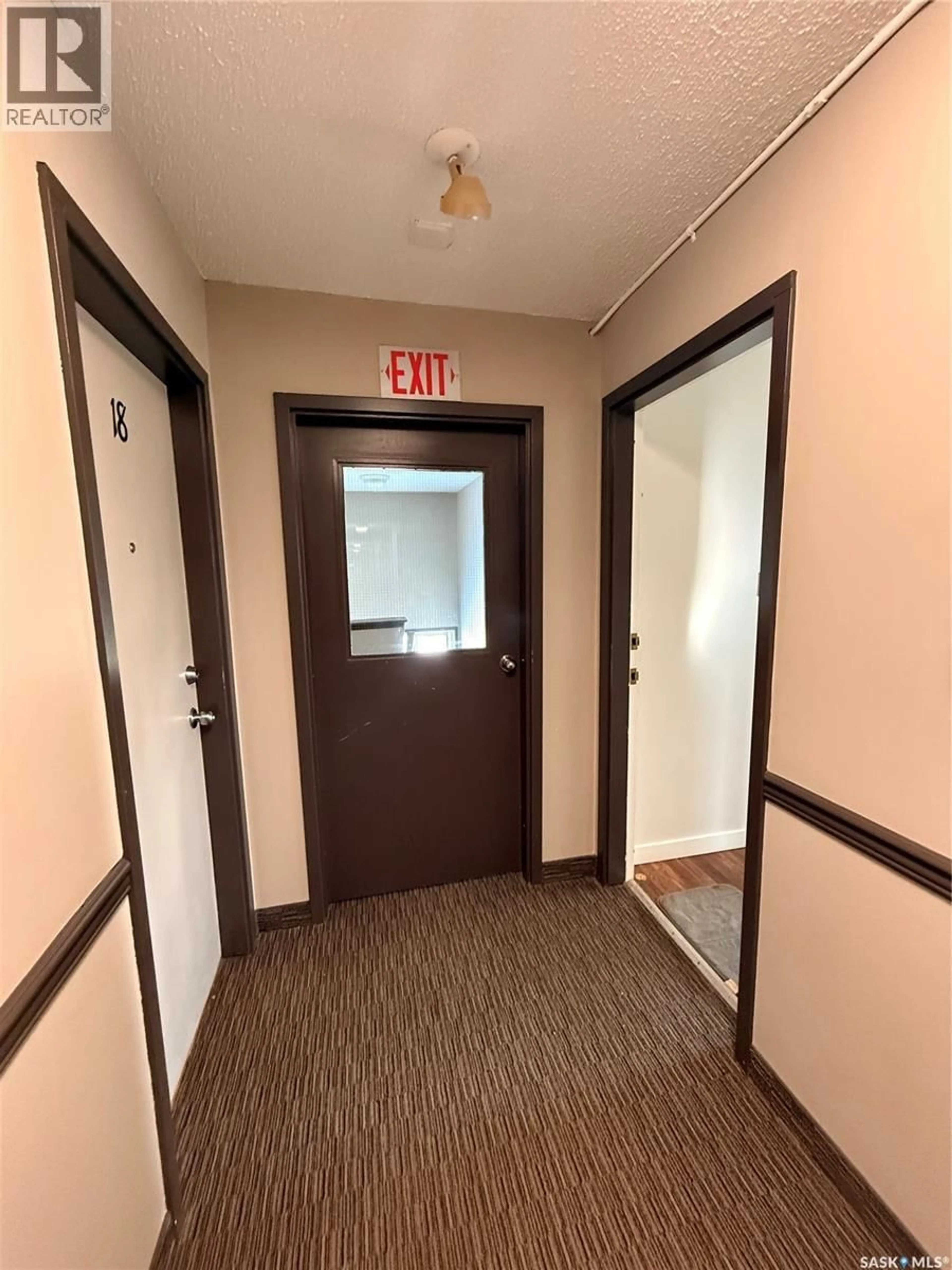 Indoor foyer for 17 - 3625 CHABEN PLACE, Saskatoon Saskatchewan S7H4E9