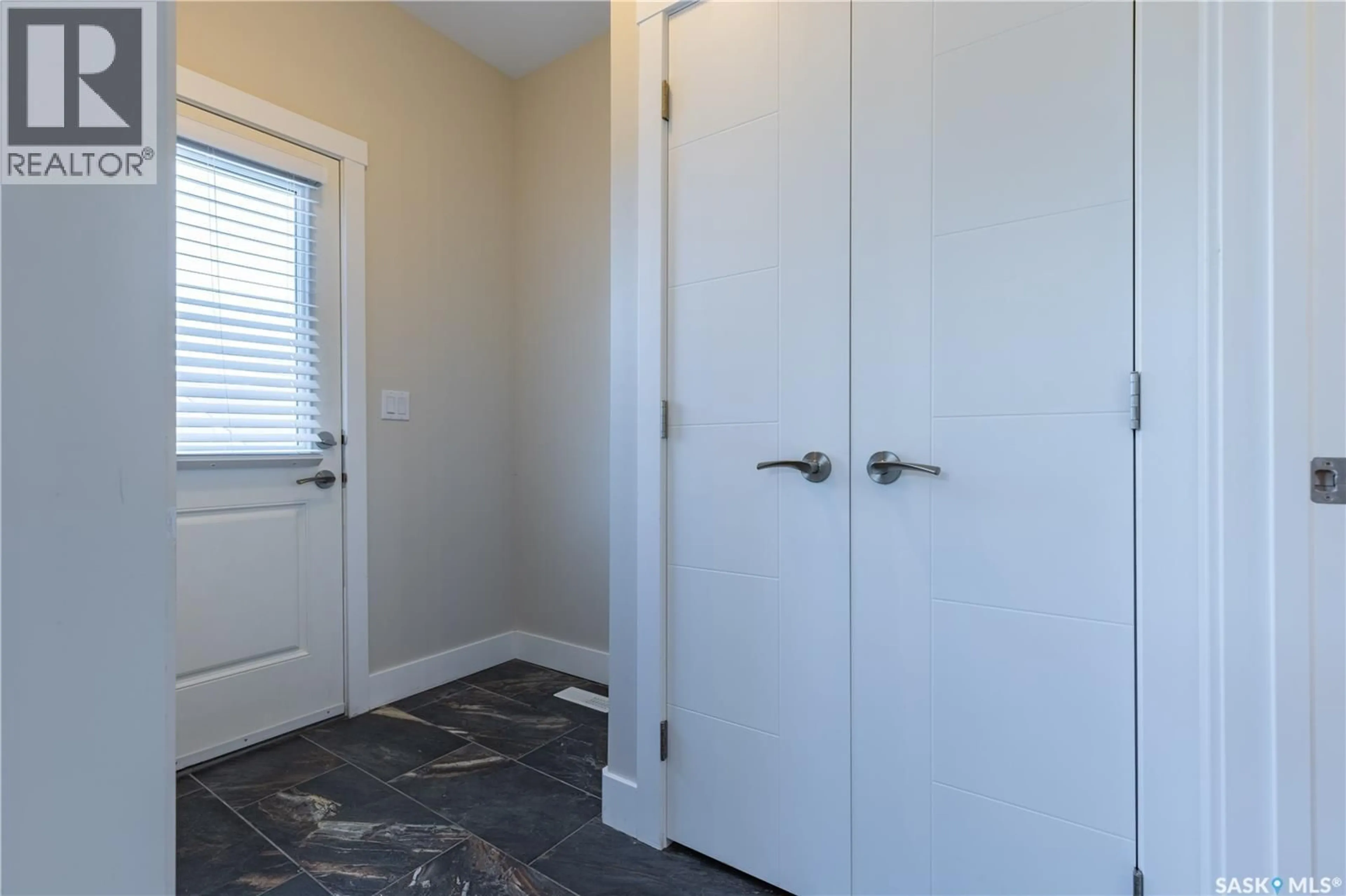 Indoor entryway for 1037 7TH STREET, Saskatoon Saskatchewan S7H0Y7