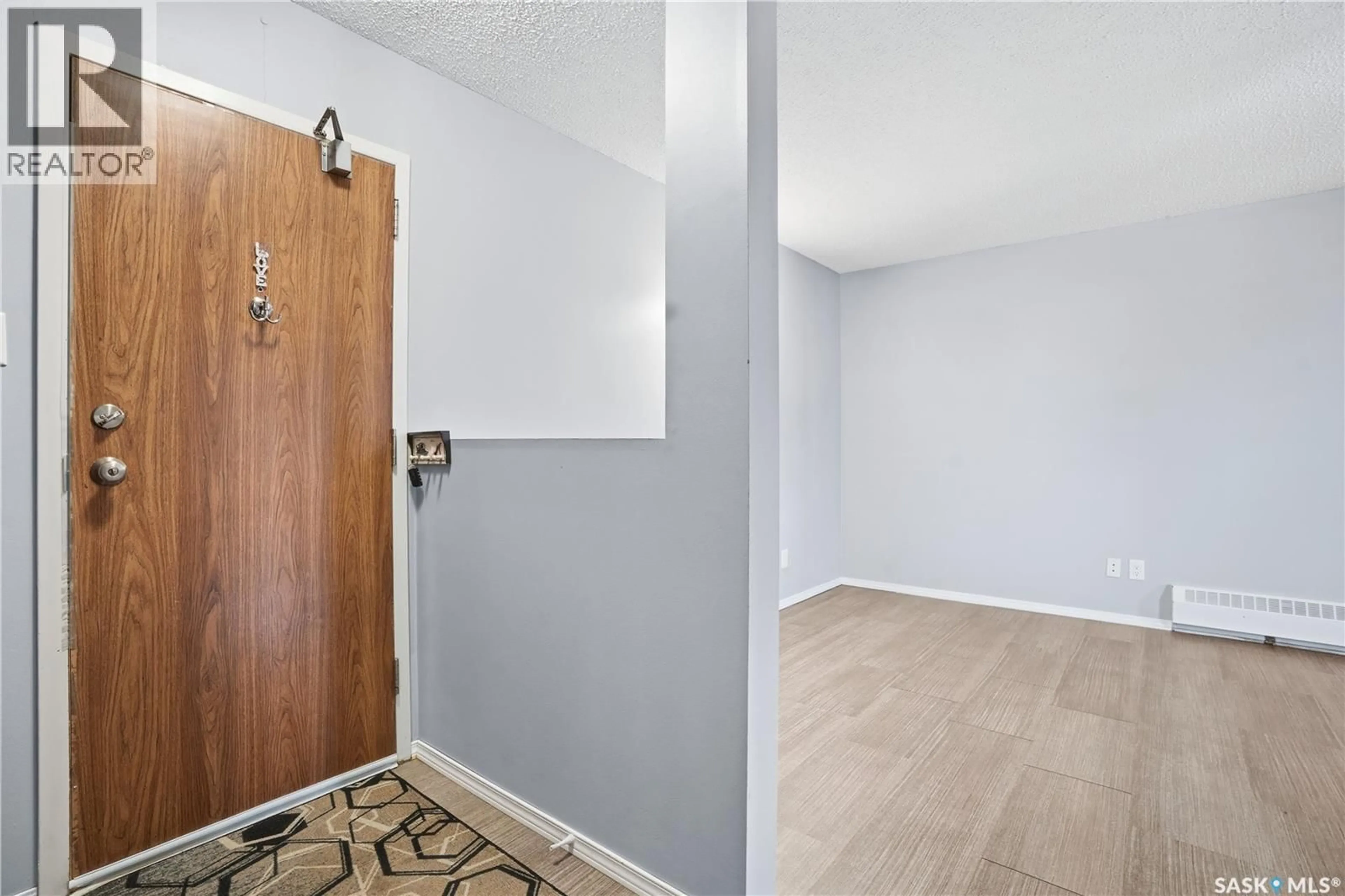 Indoor entryway for 31 - 206 RODENBUSH DRIVE, Regina Saskatchewan S4R8C4