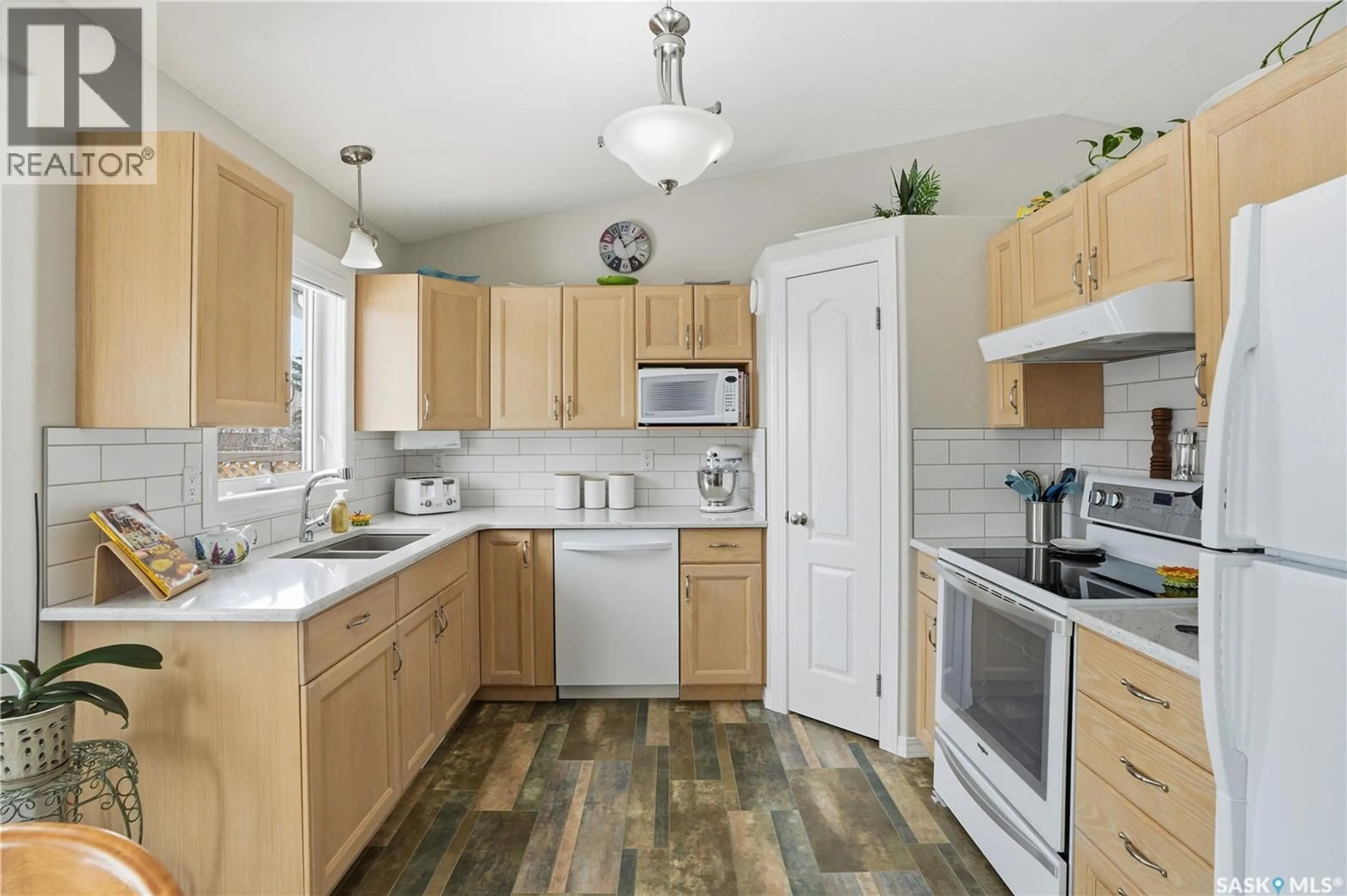 Standard kitchen, unknown for 1002 PEZER CRESCENT, Saskatoon Saskatchewan S7S1K1