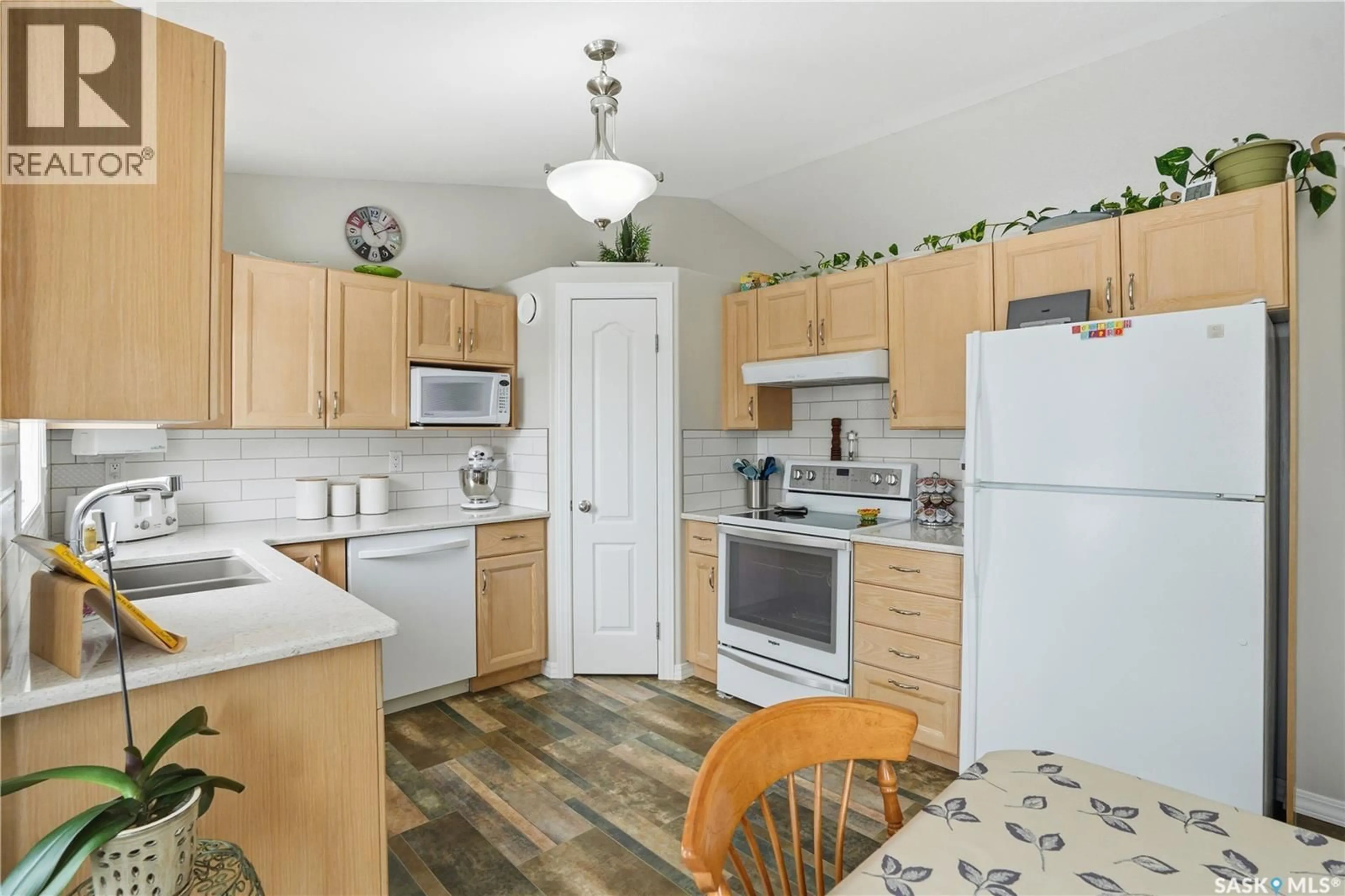 Standard kitchen, unknown for 1002 PEZER CRESCENT, Saskatoon Saskatchewan S7S1K1