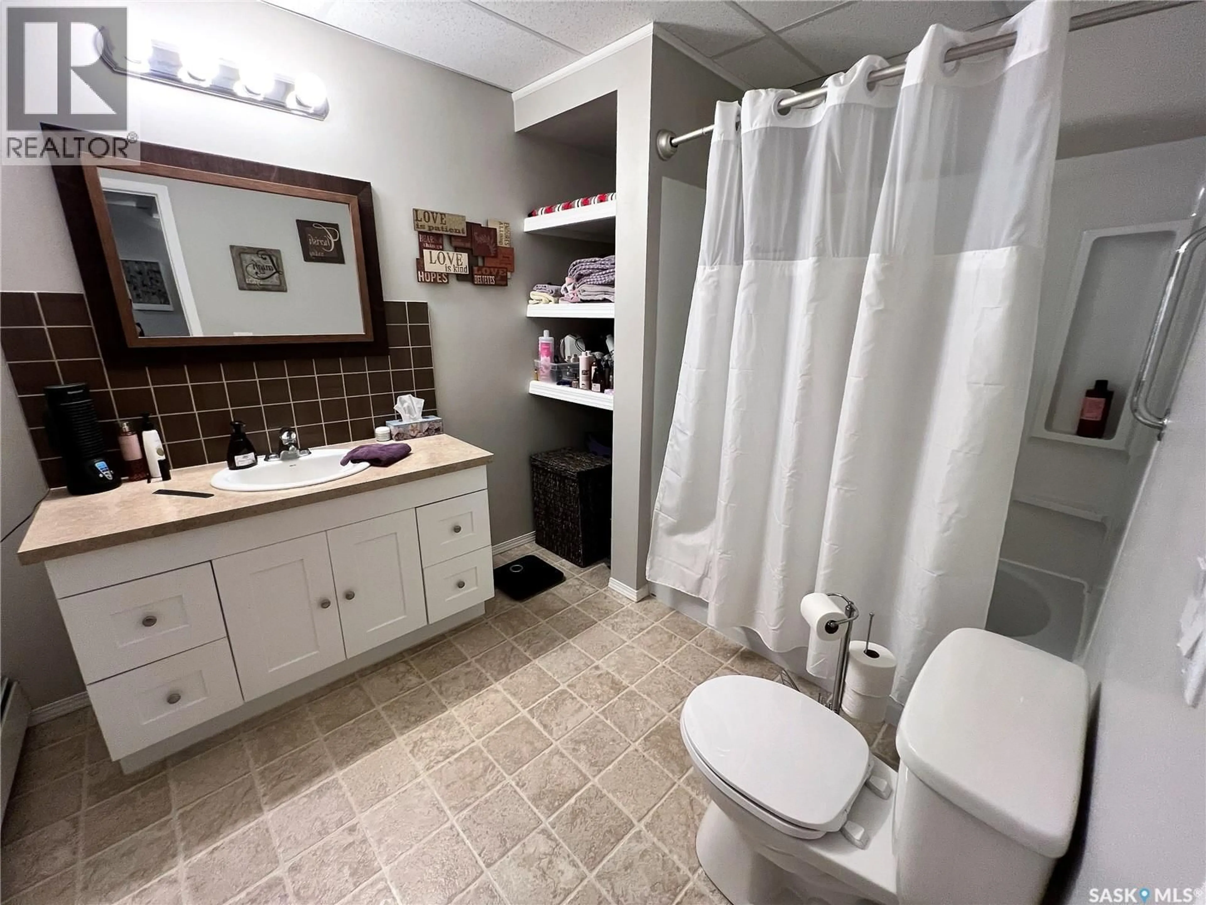 Standard bathroom, ceramic/tile floor for 267 7TH AVENUE, Swift Current Saskatchewan S9H0Y9