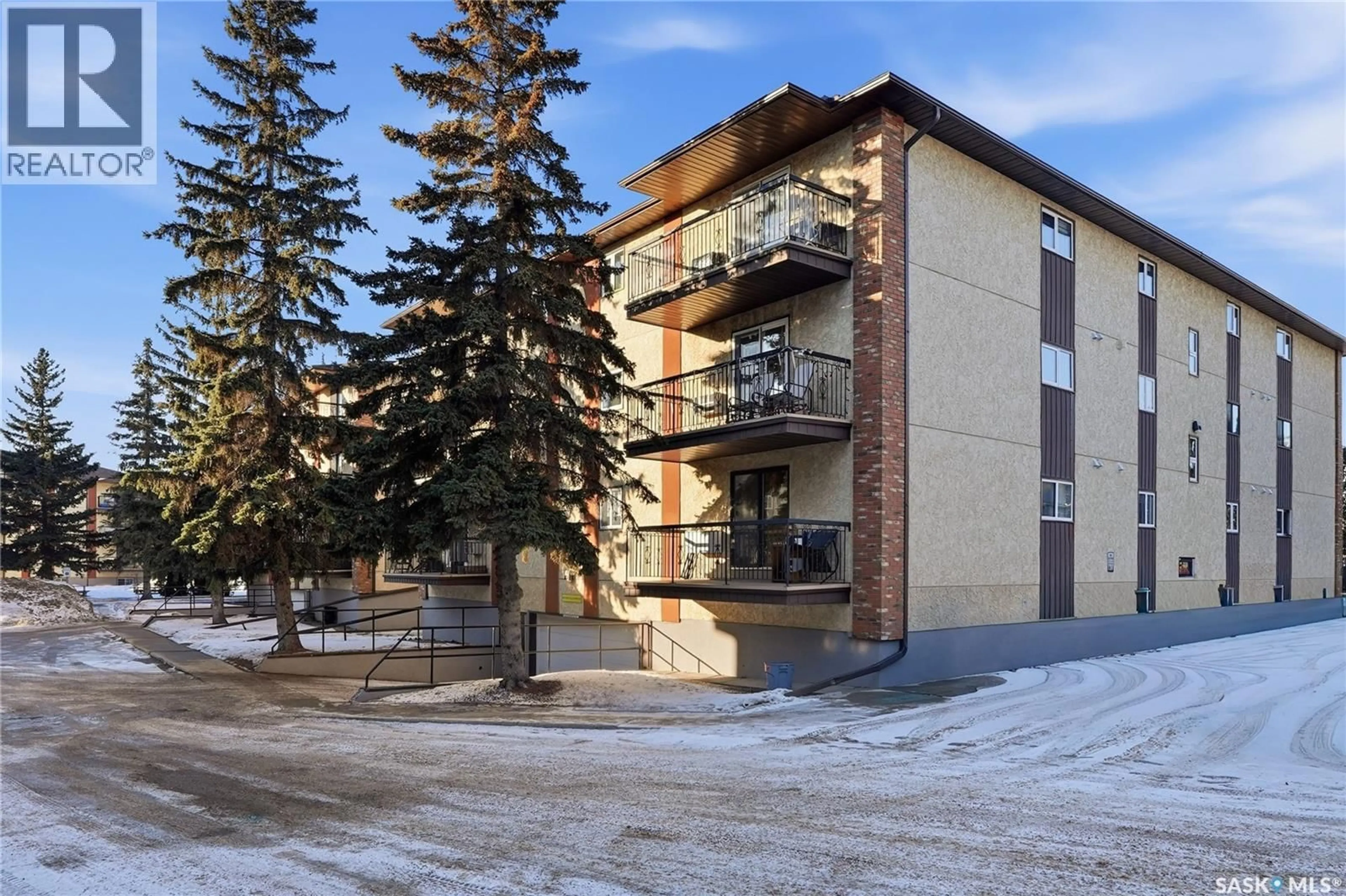 Patio, building for 206 - 3130 LOUISE STREET, Saskatoon Saskatchewan S7J3L8