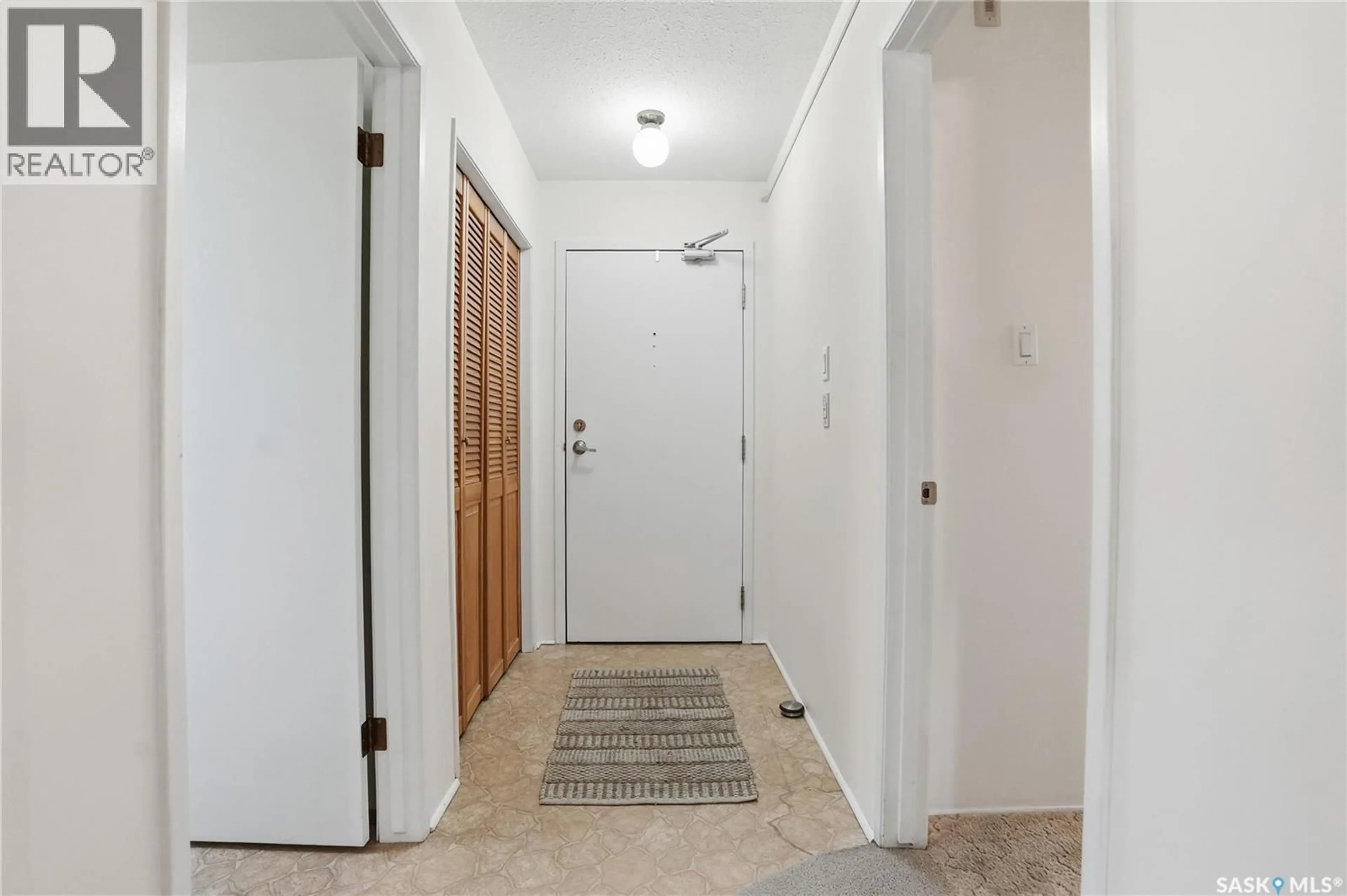 Indoor entryway for 206 - 3130 LOUISE STREET, Saskatoon Saskatchewan S7J3L8