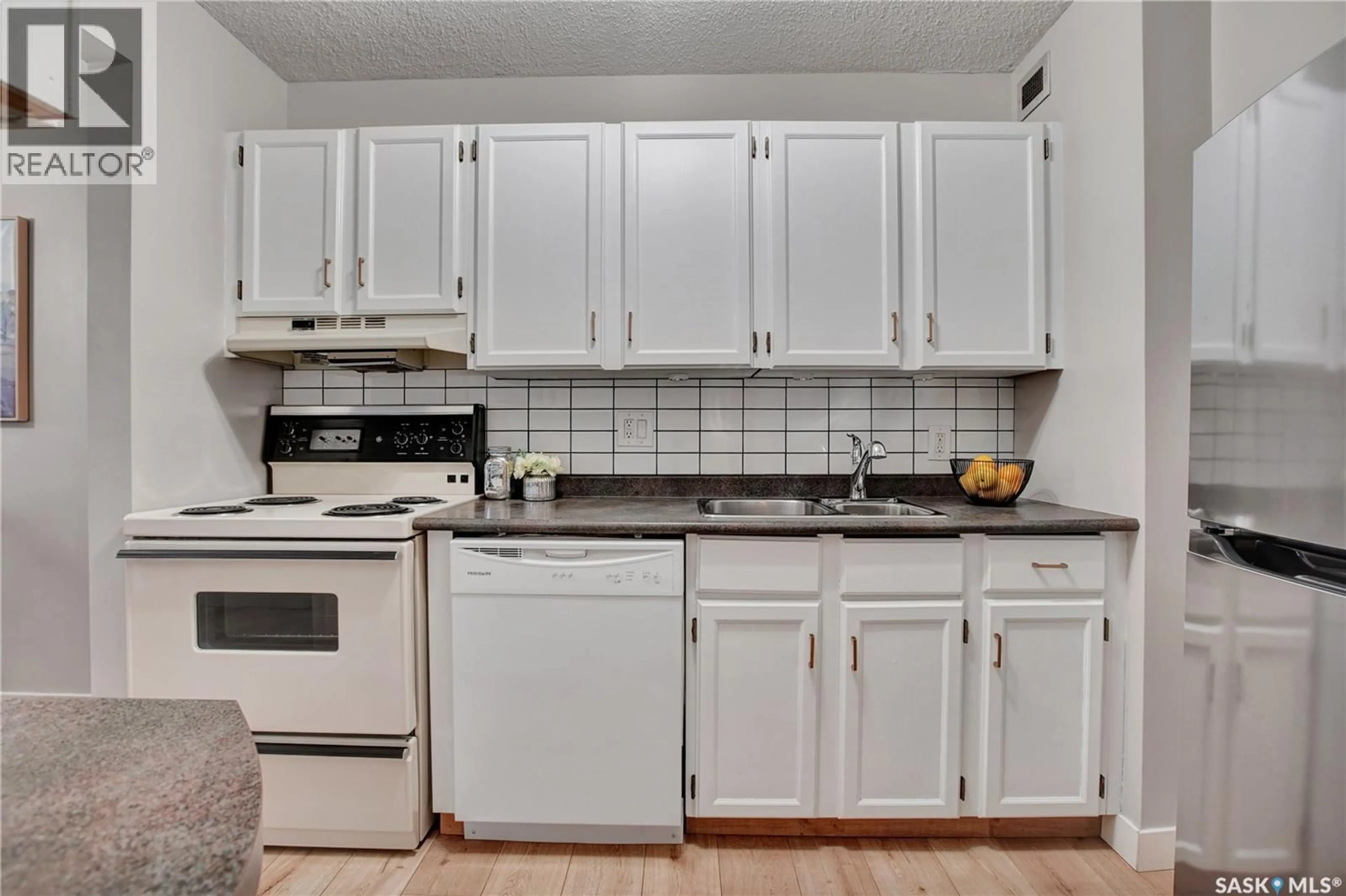 Standard kitchen, unknown for N - 606 430 5TH AVENUE, Saskatoon Saskatchewan S7K6Z2