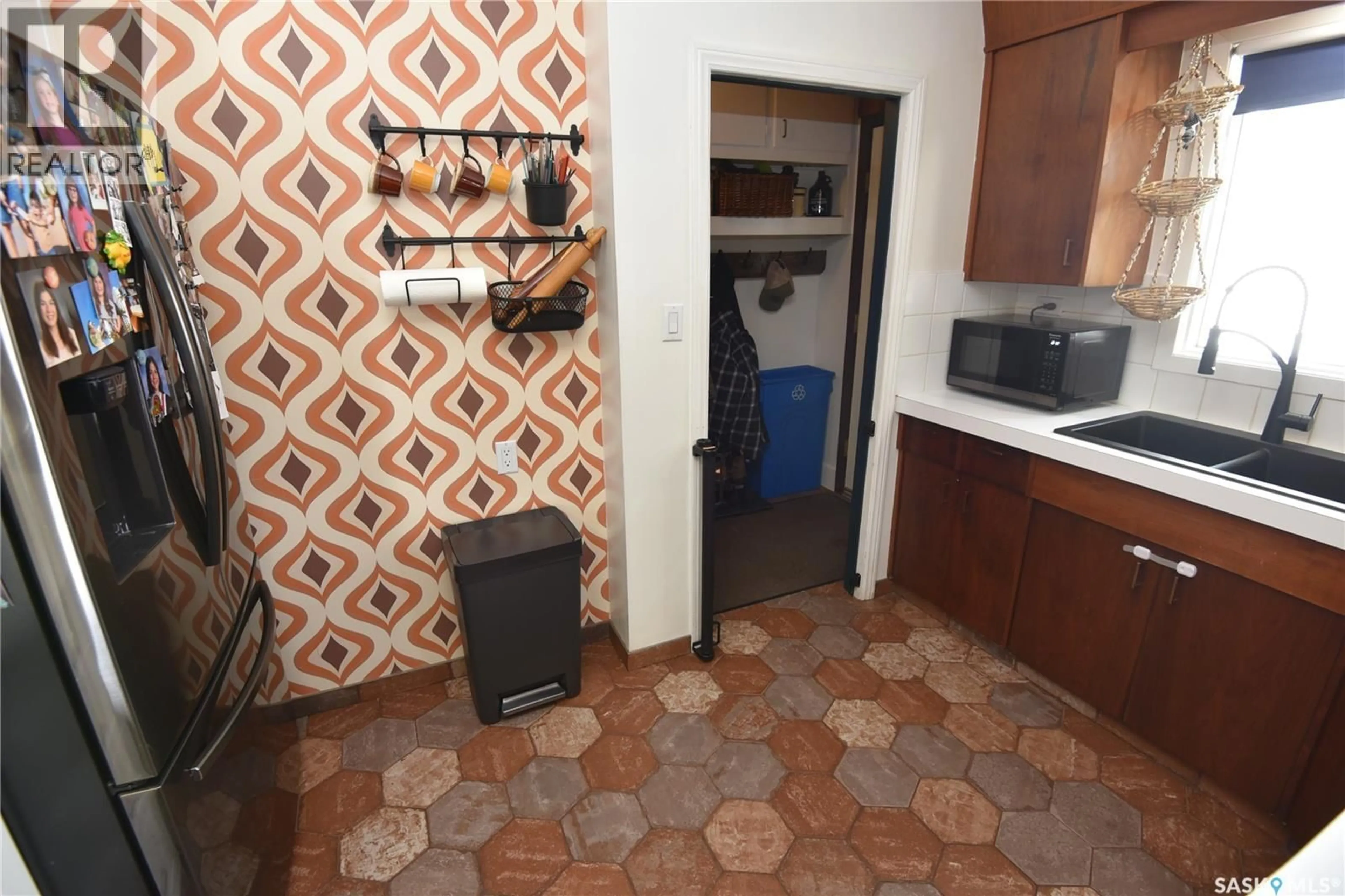 Standard kitchen, unknown for 115 4TH AVENUE, Nipawin Saskatchewan S0E1E0