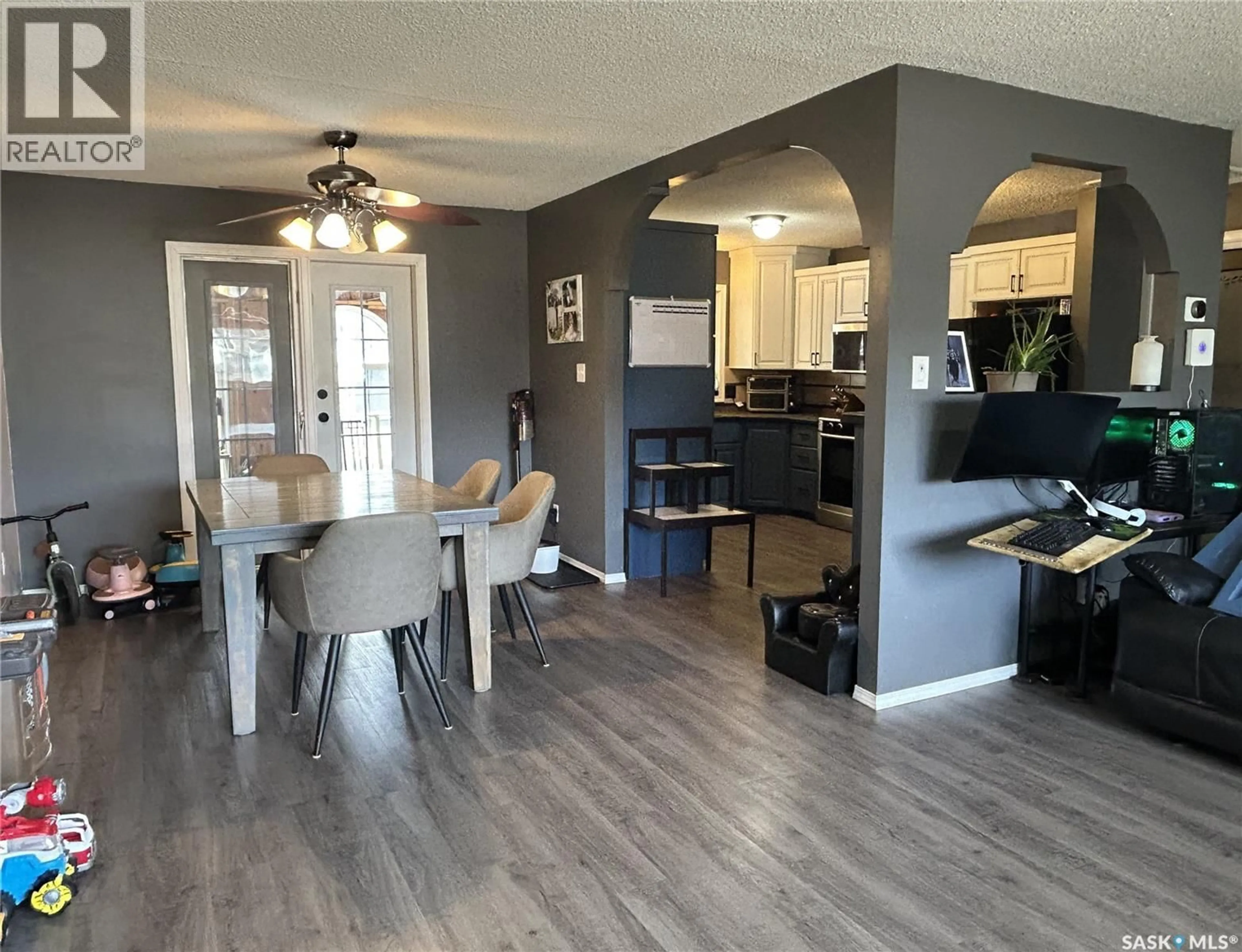 Open concept kitchen, wood/laminate floor for 488 WILLOW BAY, Estevan Saskatchewan S4A2G4