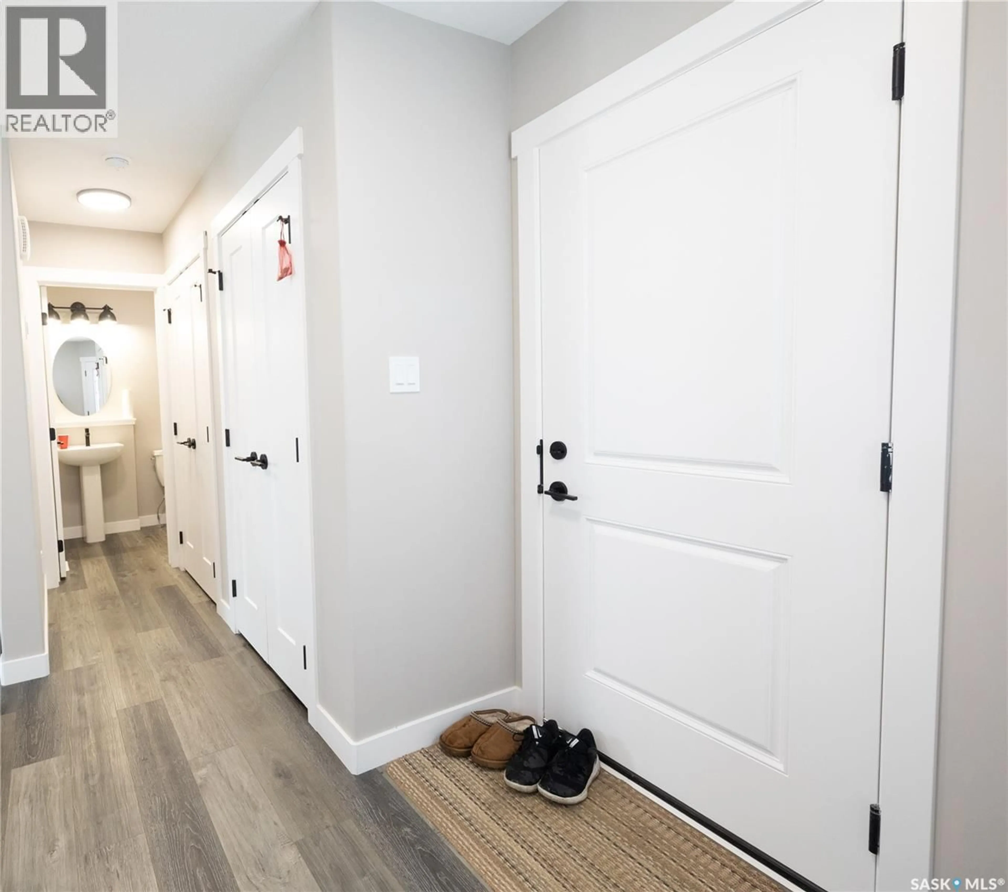 Indoor entryway for 3060 DUMONT WAY, Regina Saskatchewan S4V3Z3