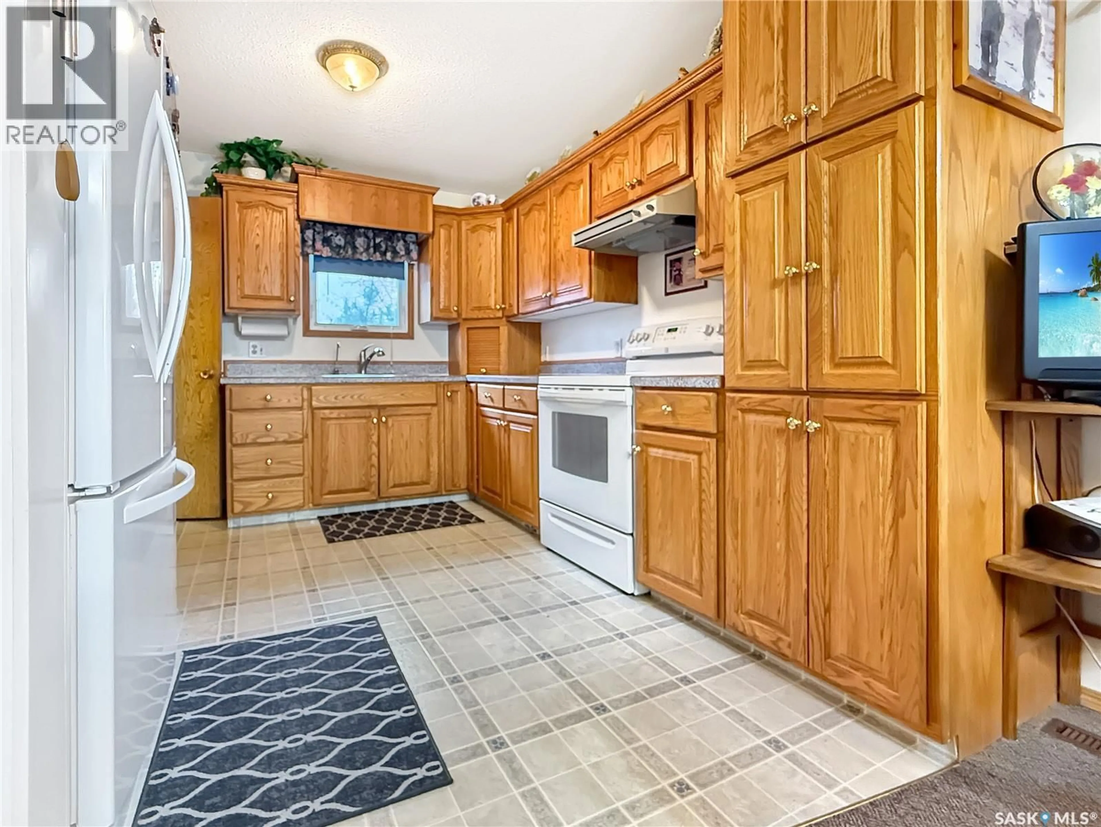 Standard kitchen, ceramic/tile floor for 880 3RD AVENUE, Swift Current Saskatchewan S9H2H8