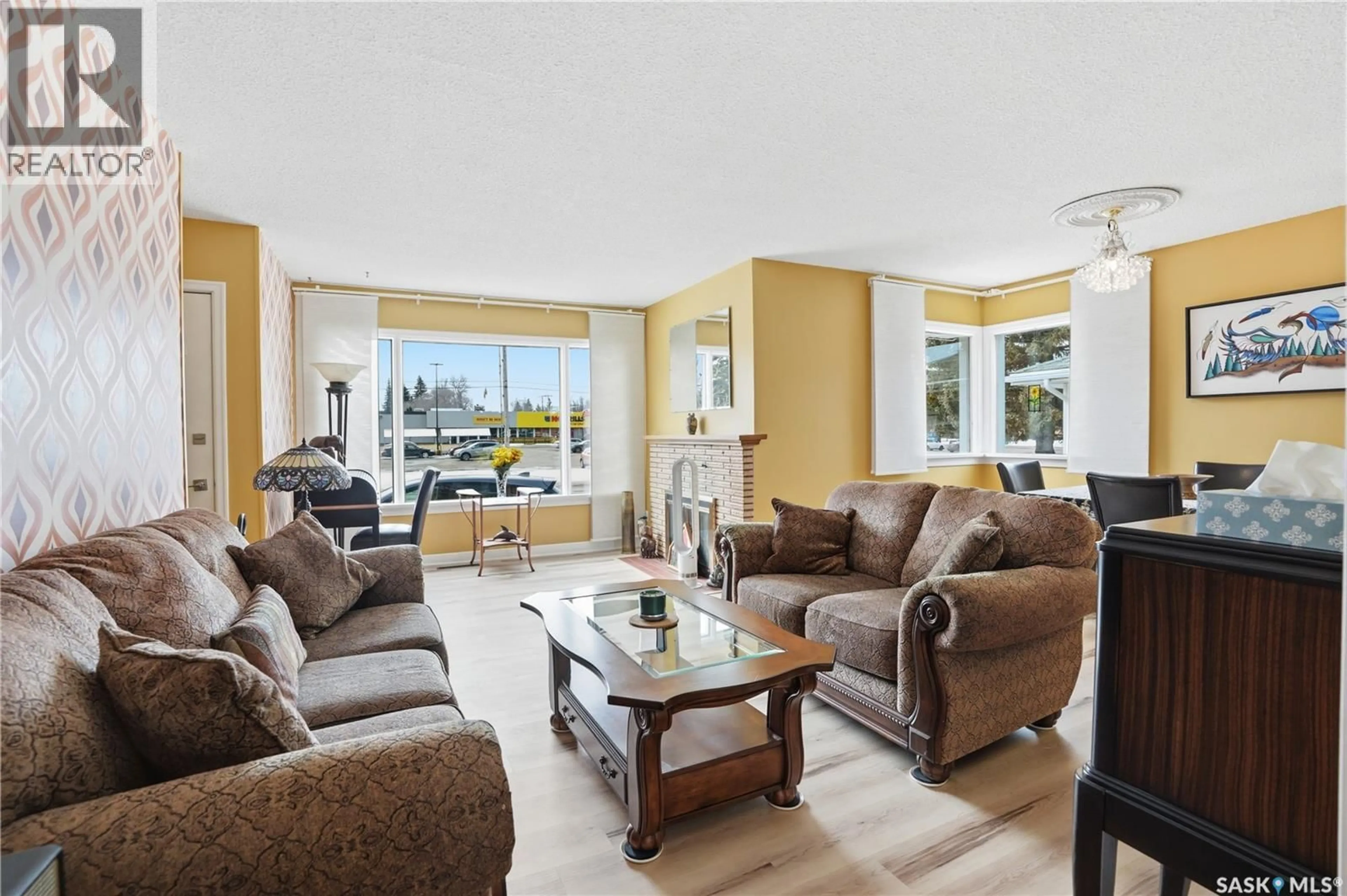 Living room with furniture, unknown for 1011 TAYLOR STREET, Saskatoon Saskatchewan S7H1W4