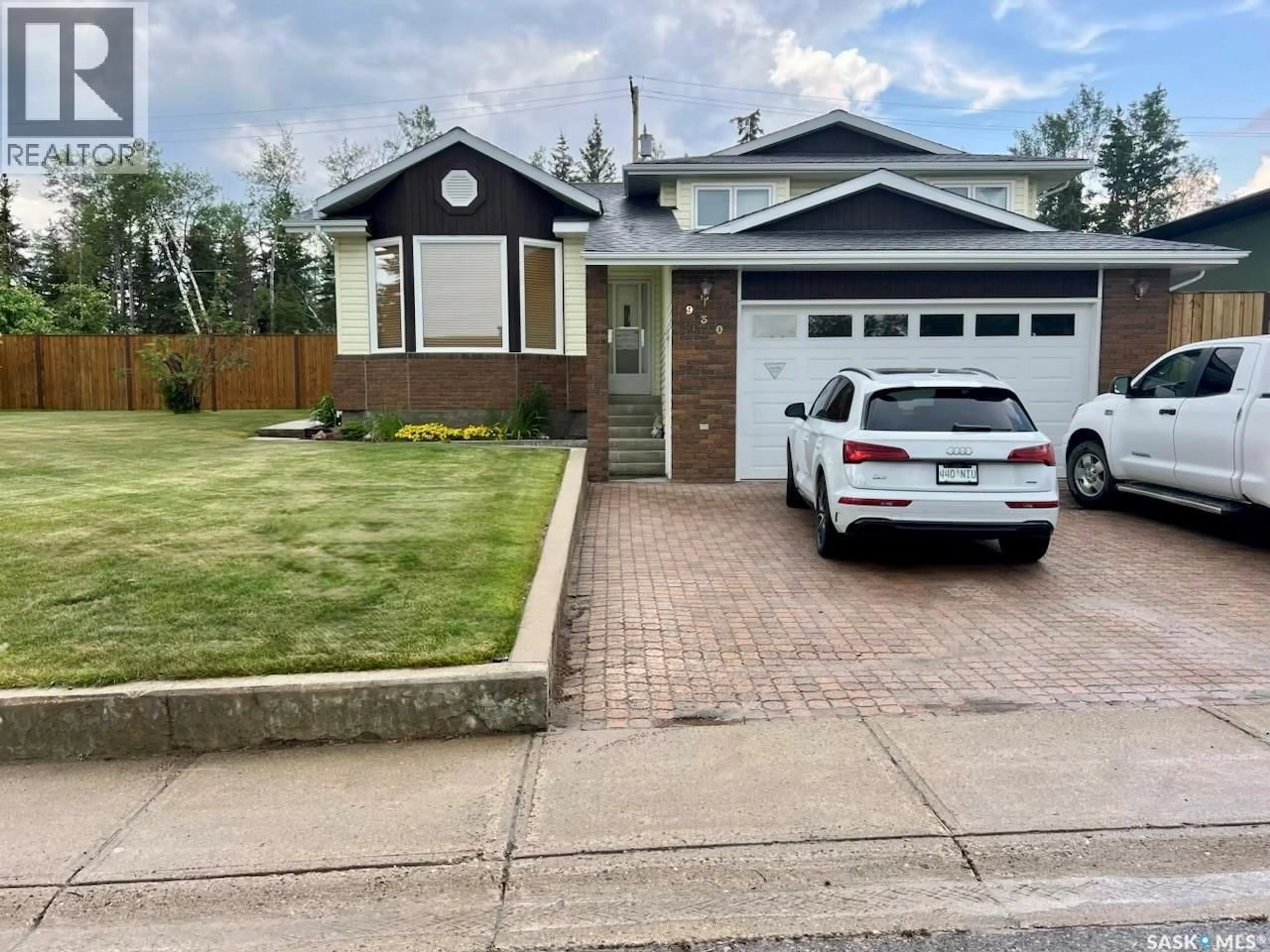 Home with vinyl exterior material, street for 930 SINOTTE CRESCENT, La Ronge Saskatchewan S0J1L0