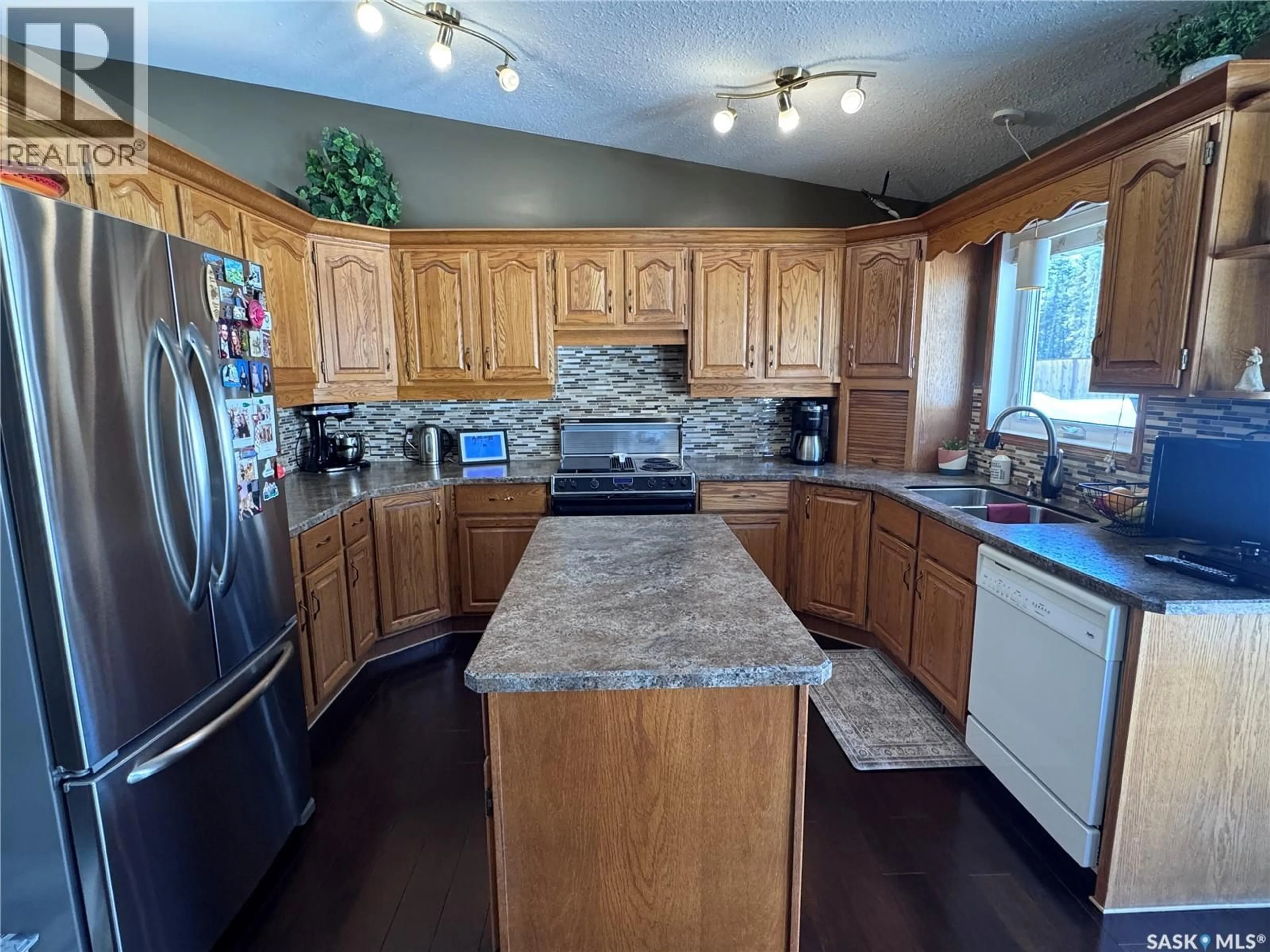 Open concept kitchen, unknown for 930 SINOTTE CRESCENT, La Ronge Saskatchewan S0J1L0