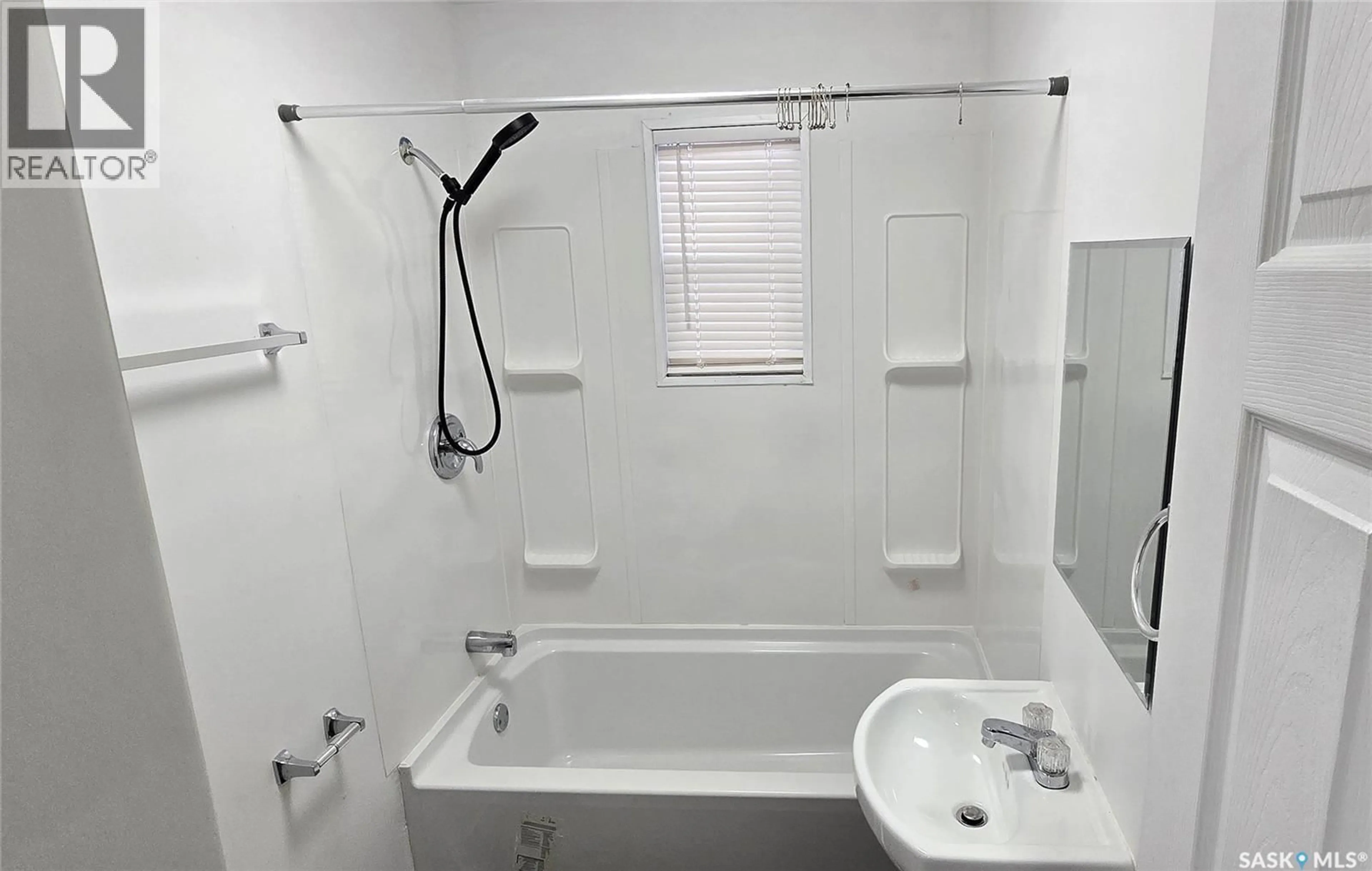 Standard bathroom, ceramic/tile floor for 700 MONTAGUE STREET, Regina Saskatchewan S4T3G9