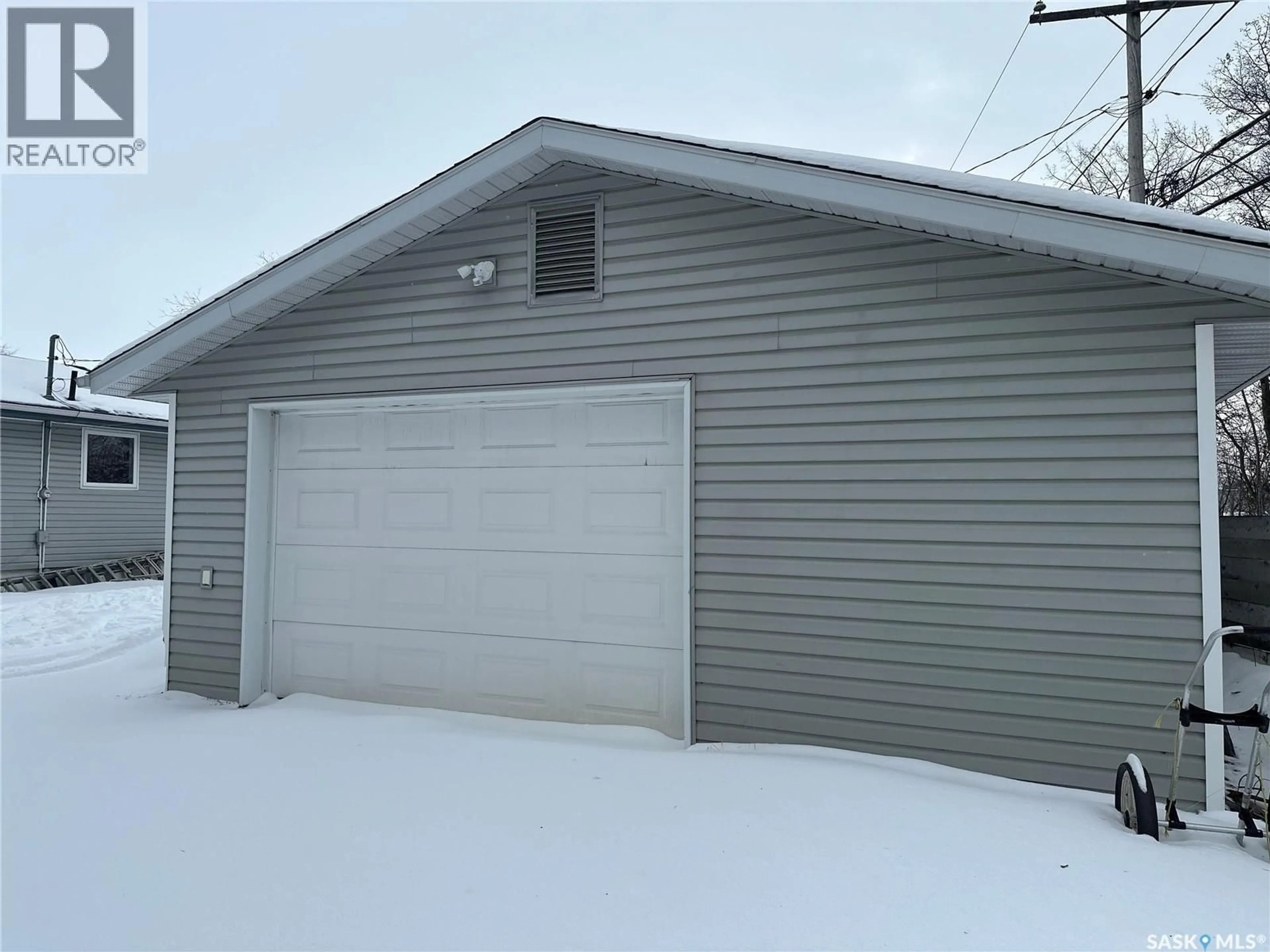 Indoor garage for 619 GUY PLACE, La Ronge Saskatchewan S0J1L0