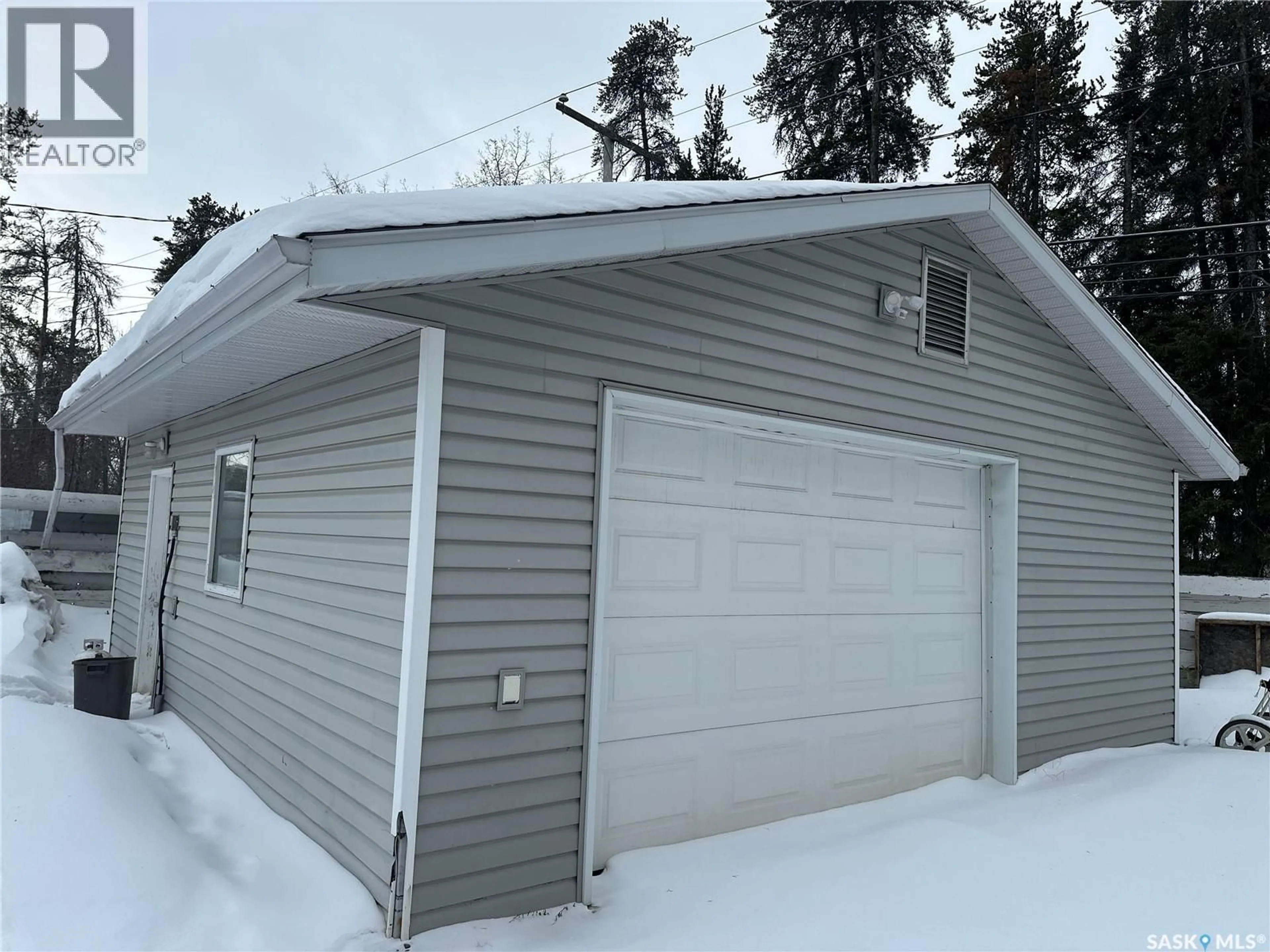 Indoor garage for 619 GUY PLACE, La Ronge Saskatchewan S0J1L0