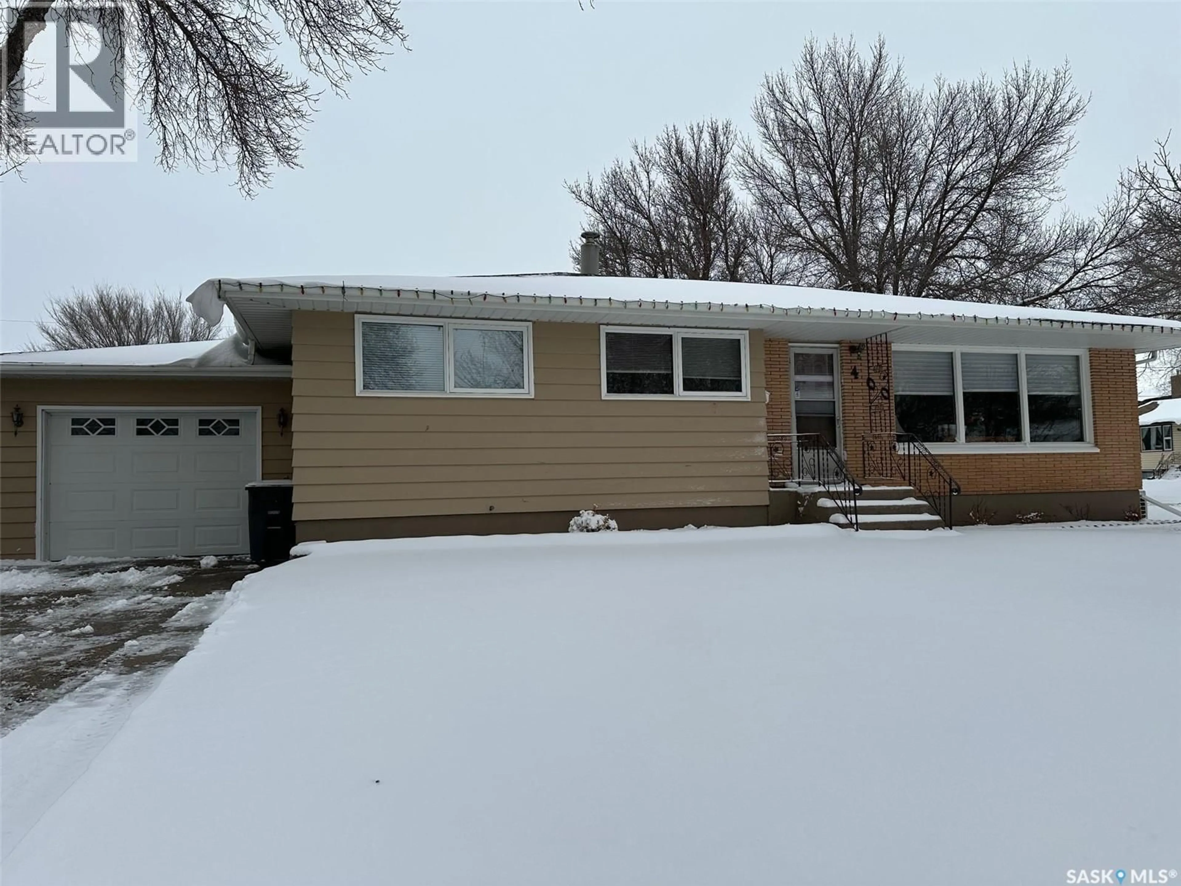 Home with vinyl exterior material, street for 400 GALLAWAY STREET, Estevan Saskatchewan S4A0A9