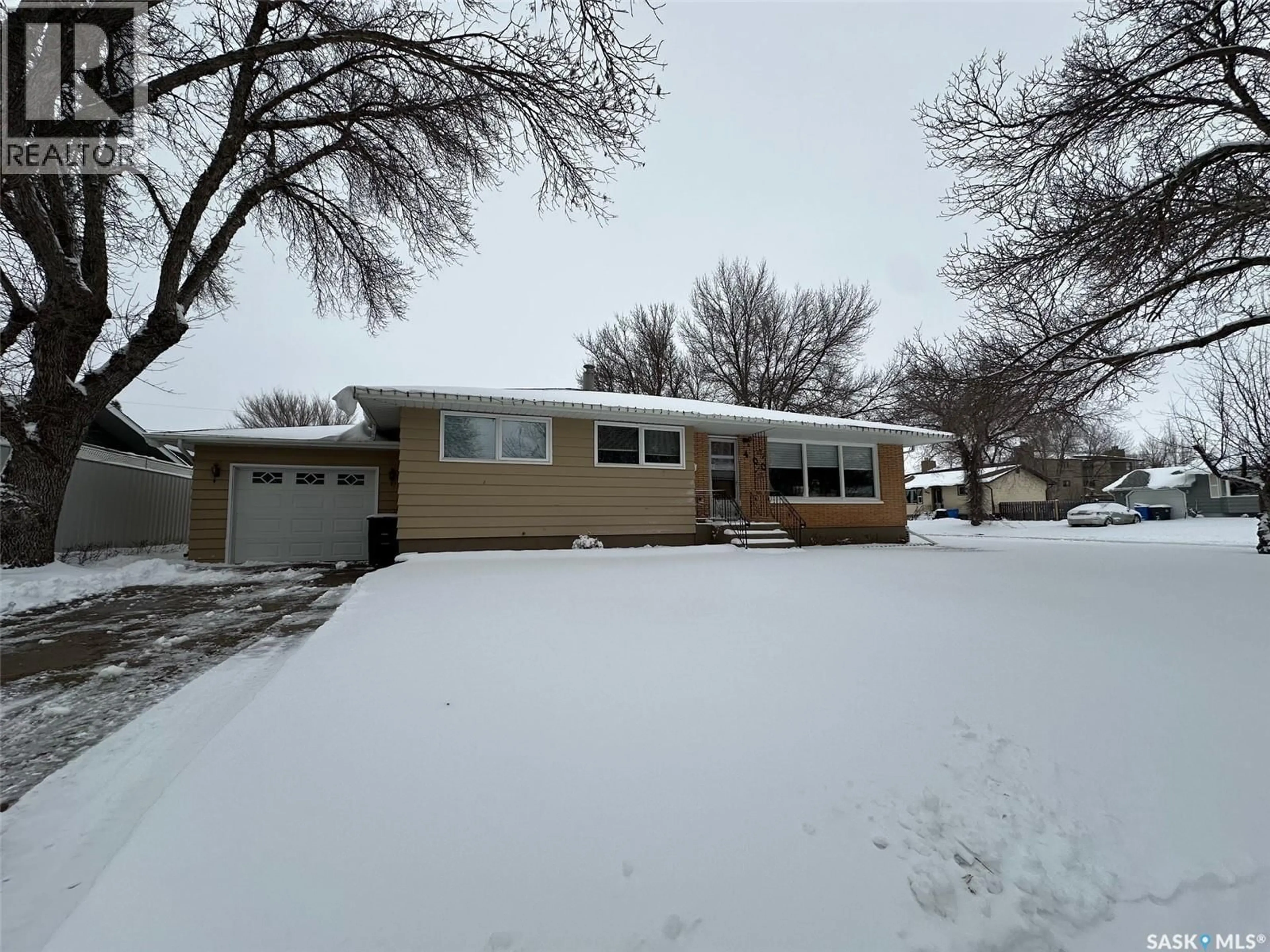 Home with vinyl exterior material, street for 400 GALLAWAY STREET, Estevan Saskatchewan S4A0A9