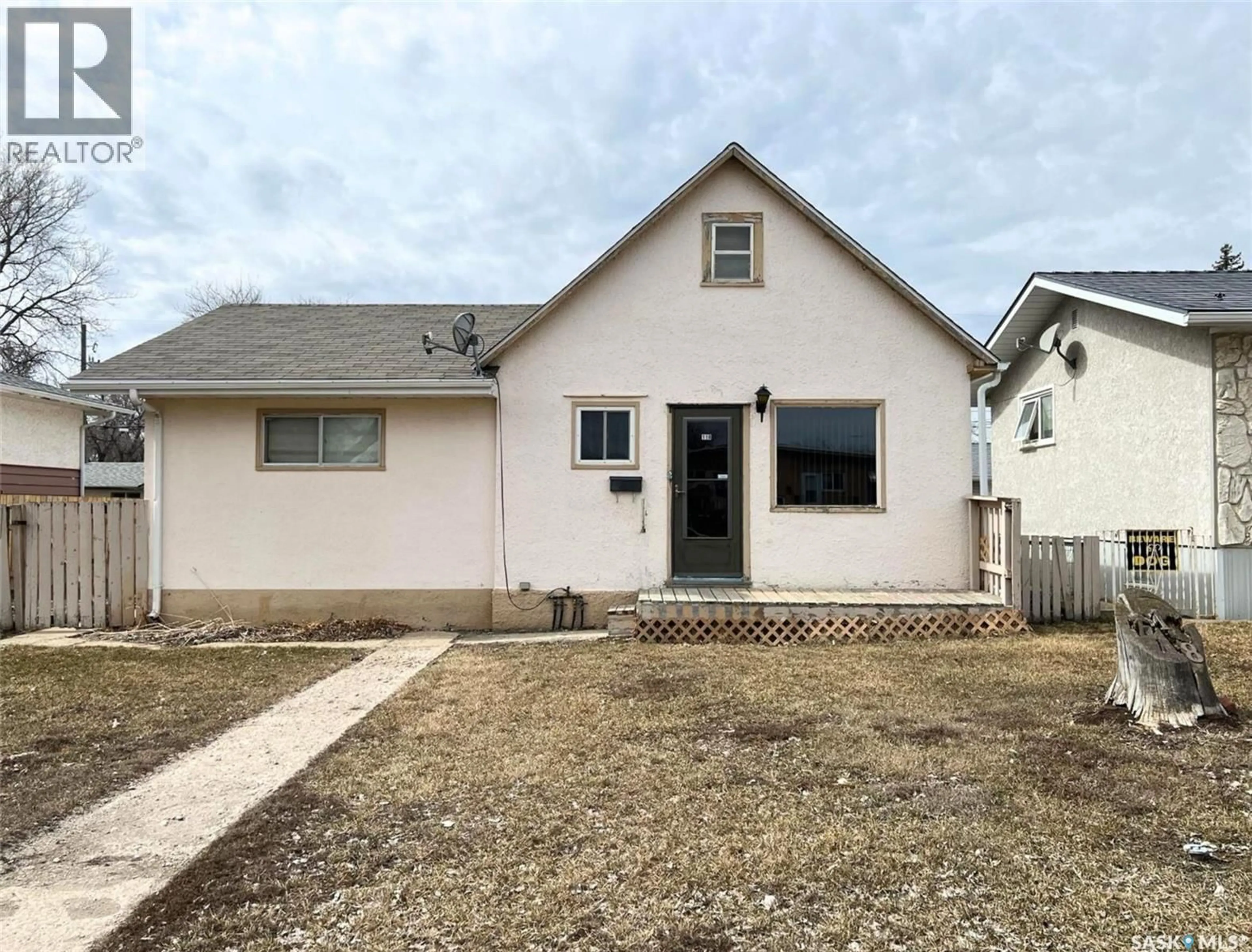 Home with vinyl exterior material, street for 118 5TH AVENUE, Swift Current Saskatchewan S9H3M7